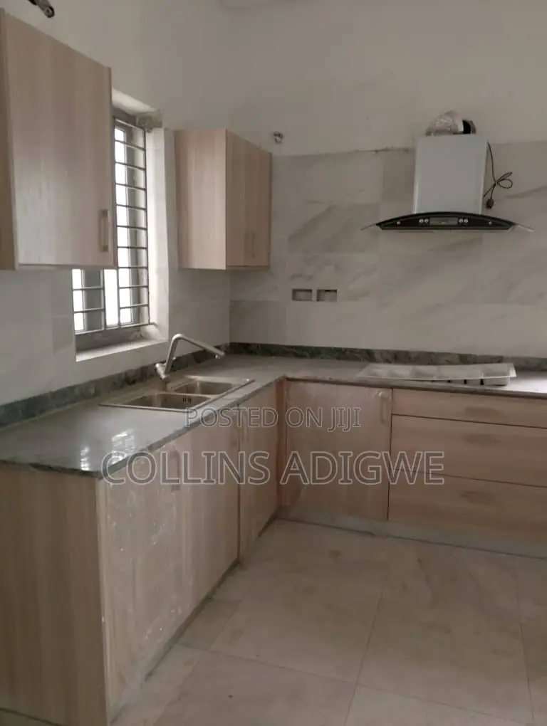 4bdrm Duplex in Oniru Victoria for sale