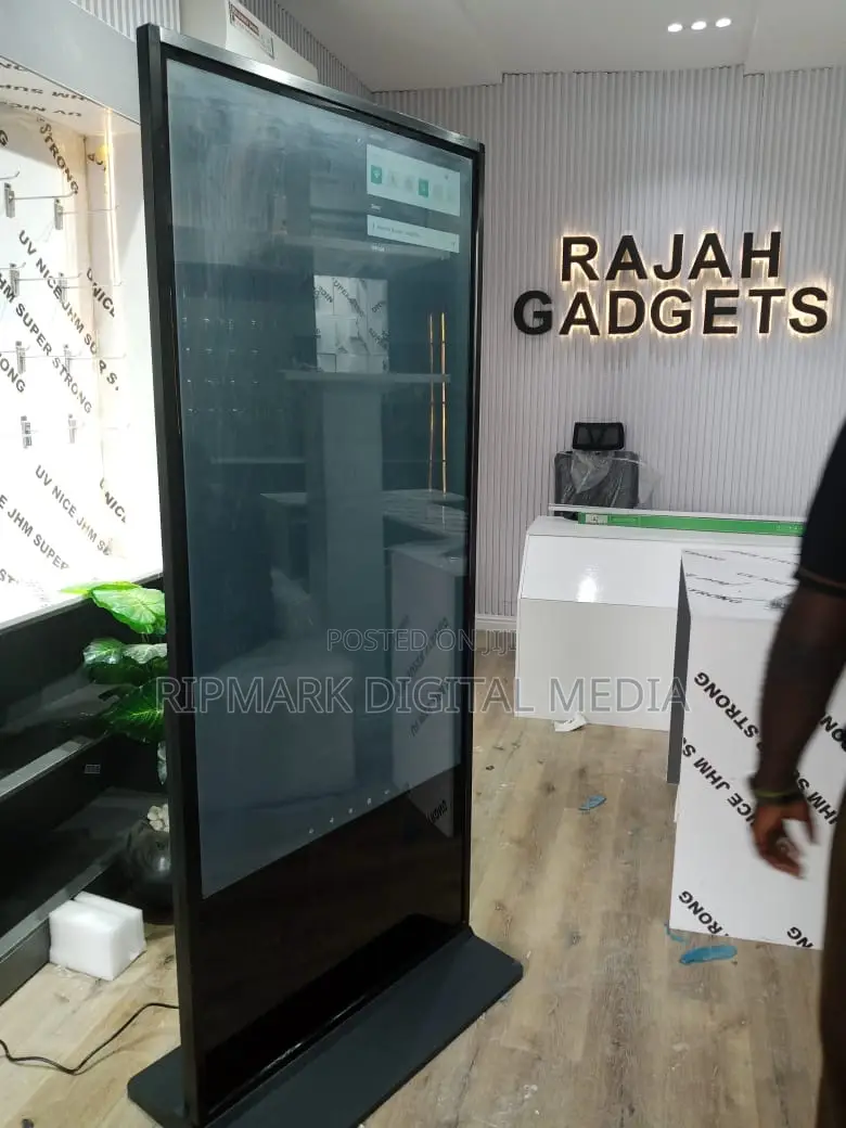 65 Inches Resolution Digital Signage Screen