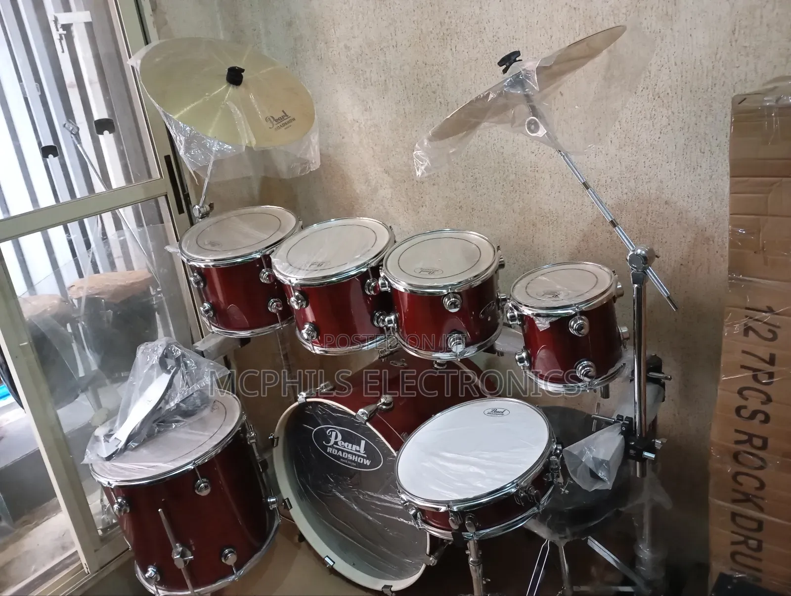 Pearl's Roadshow 7-Piece Rack Professional Drums Set