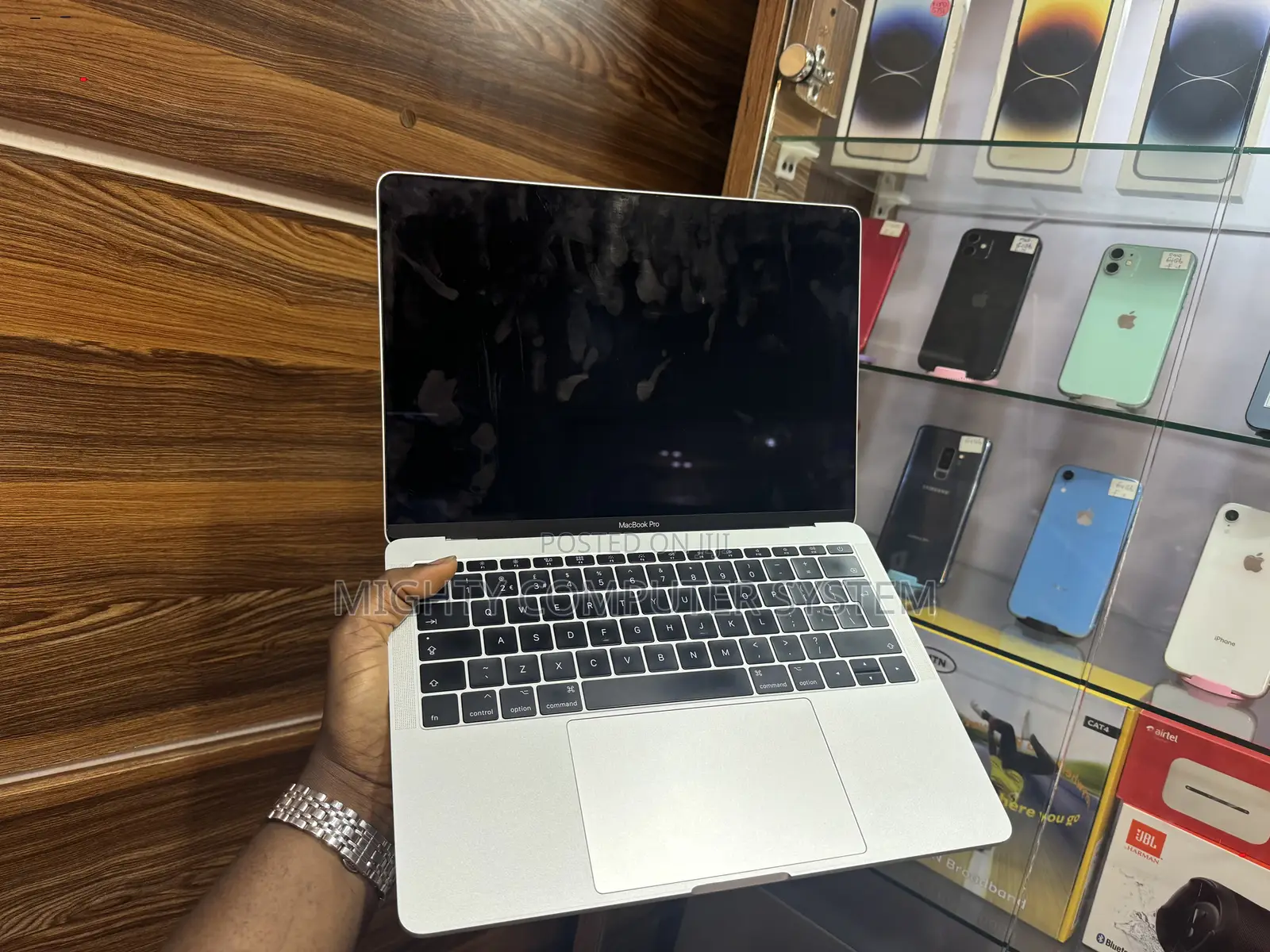 New Laptop Apple MacBook Pro 2017 8GB Intel Core I5 SSD 256GB