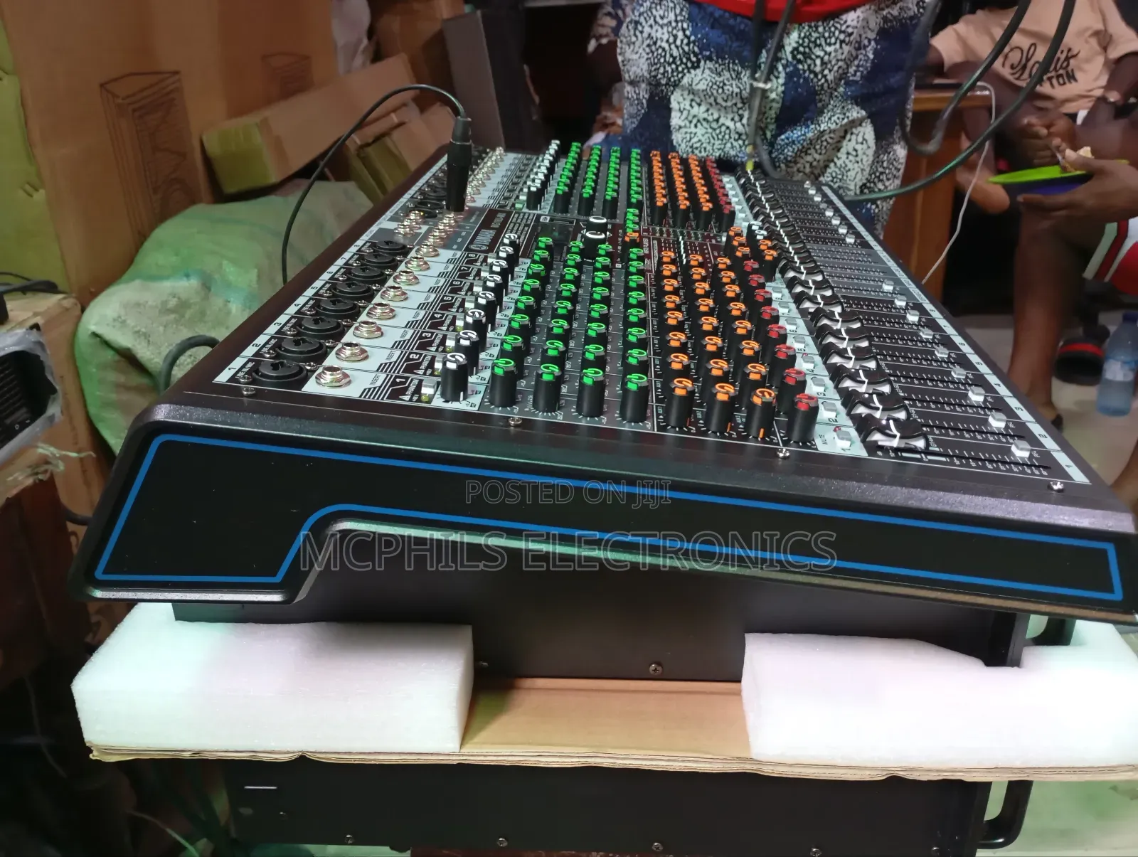 Yamaha DSP 16-channels Audio Mixer Console