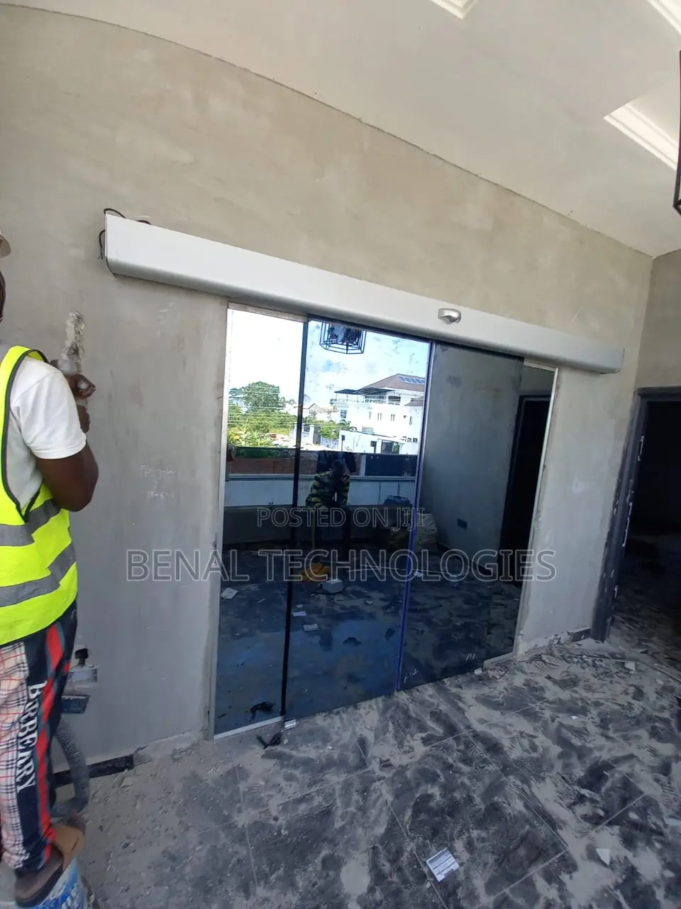 Service for Automatic Motion-Monitoring Sliding Door