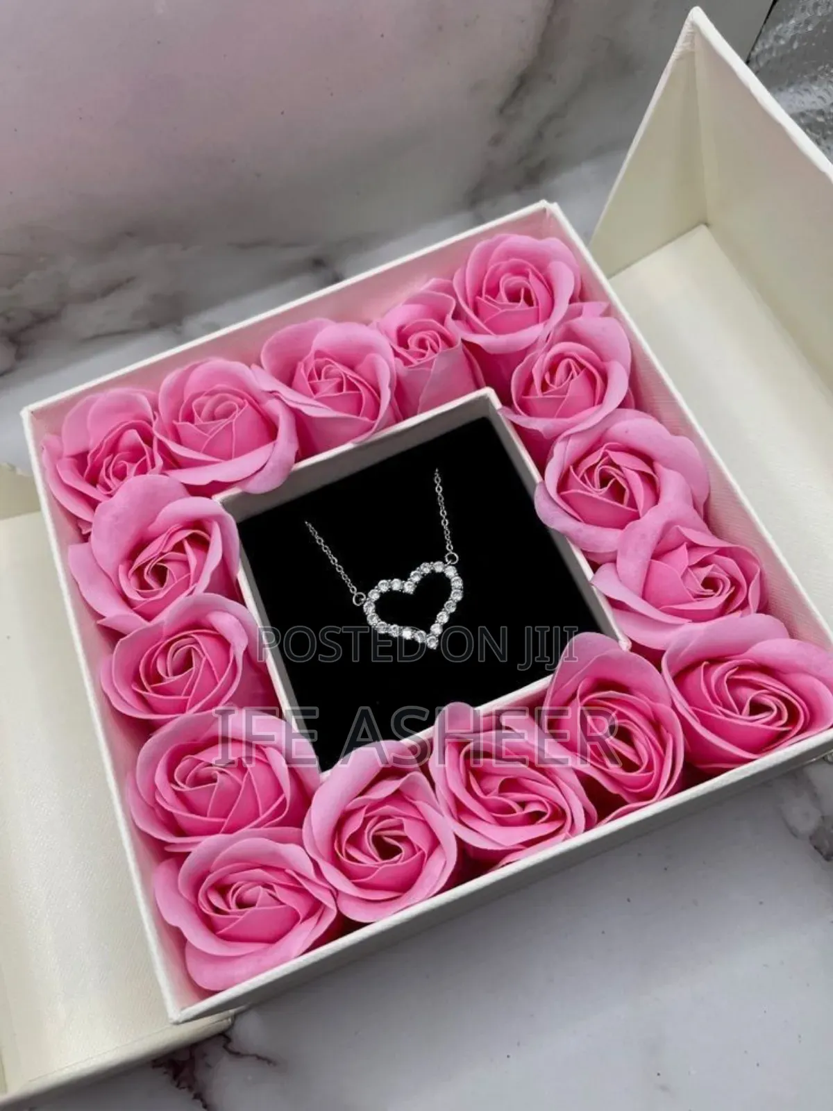 Queen Scented Rose Flower Box With a Neck Piece