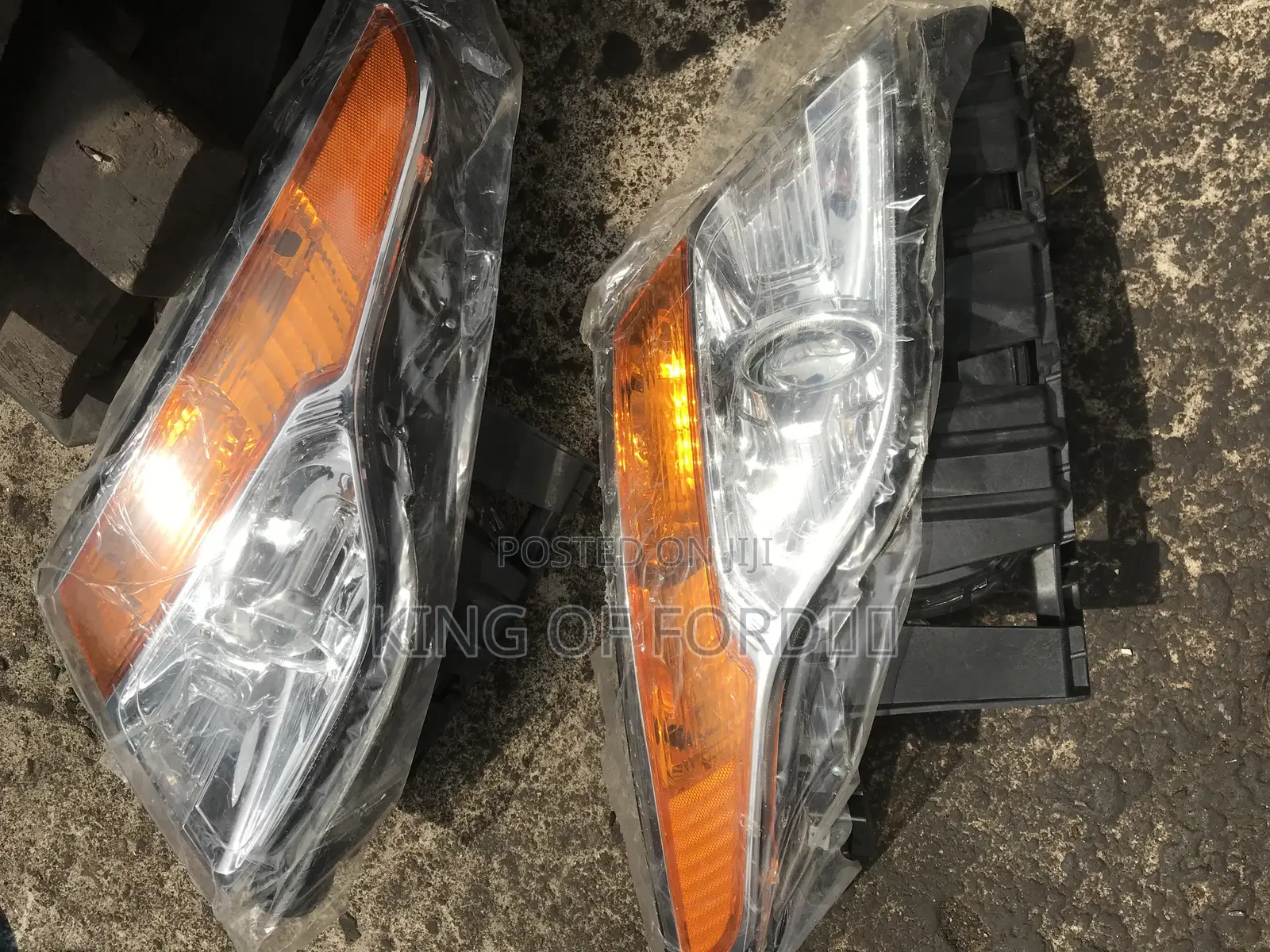 Headlights Ford Explorer 2013