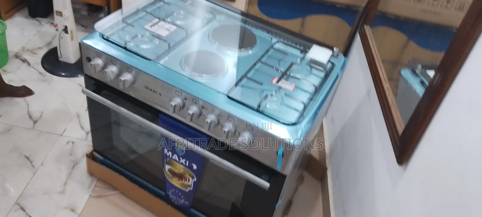 Maxi Easy-to-Use Gas Cooker With 4 Burners and Two Hot Plate
