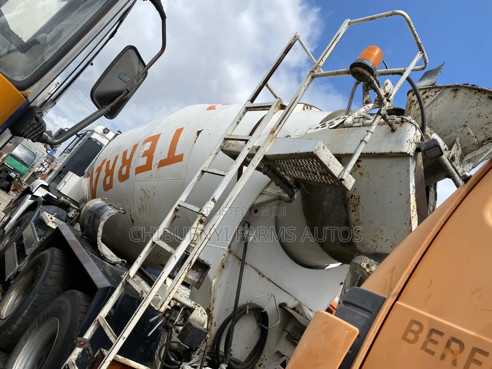 CONCRETE MIXER 12tyres (10-Cubic)