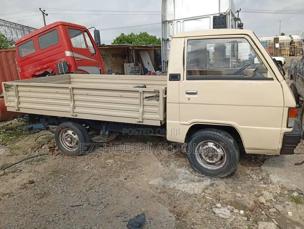 Tokunbo Mitsubishi L300 Mini Truck .Petrol Engine