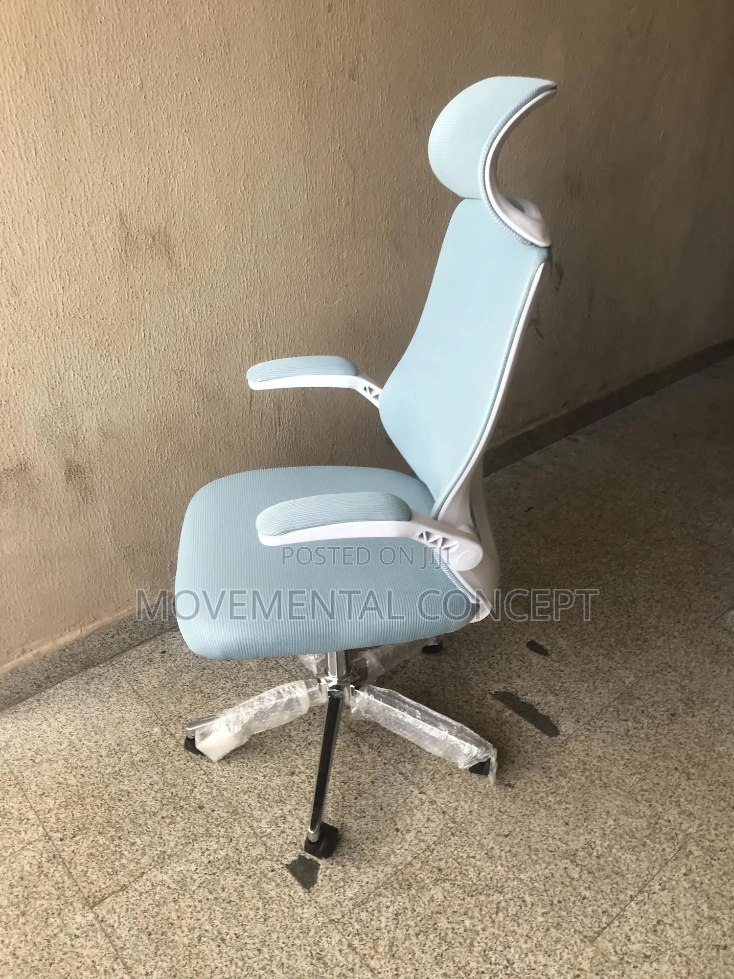 Gray Executive Office Swivel Chair With Headrest