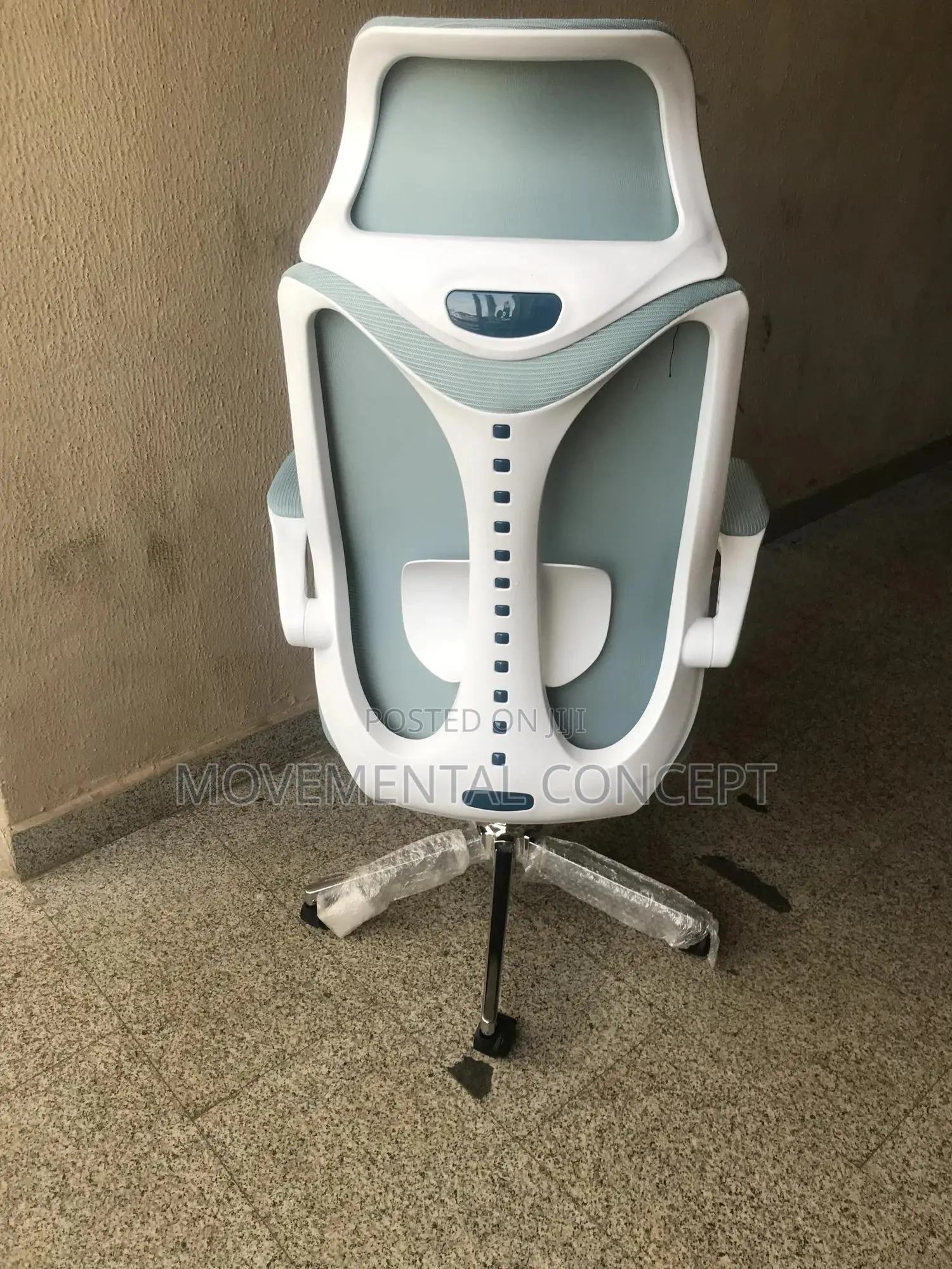 Gray Executive Office Swivel Chair With Headrest