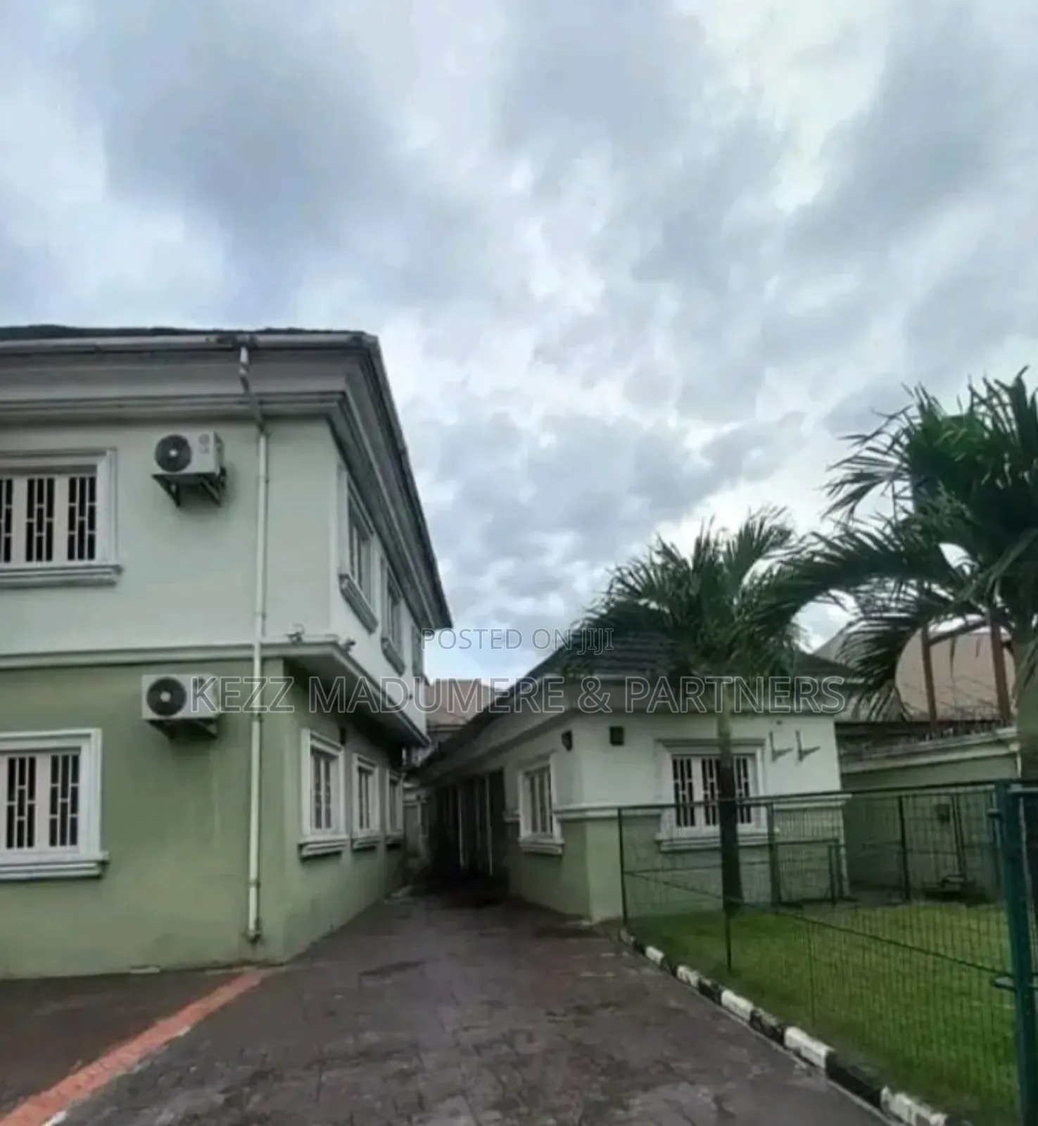 5bdrm Duplex in Off G.U Aker Road , for sale