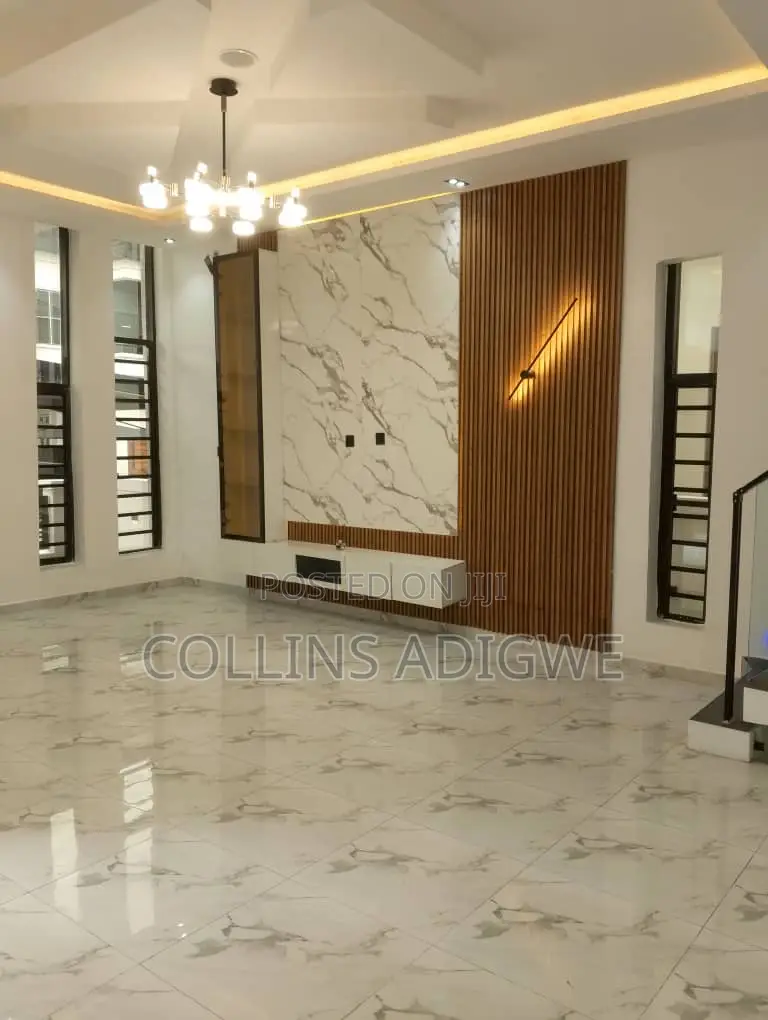 4bdrm Duplex in Chevron for sale