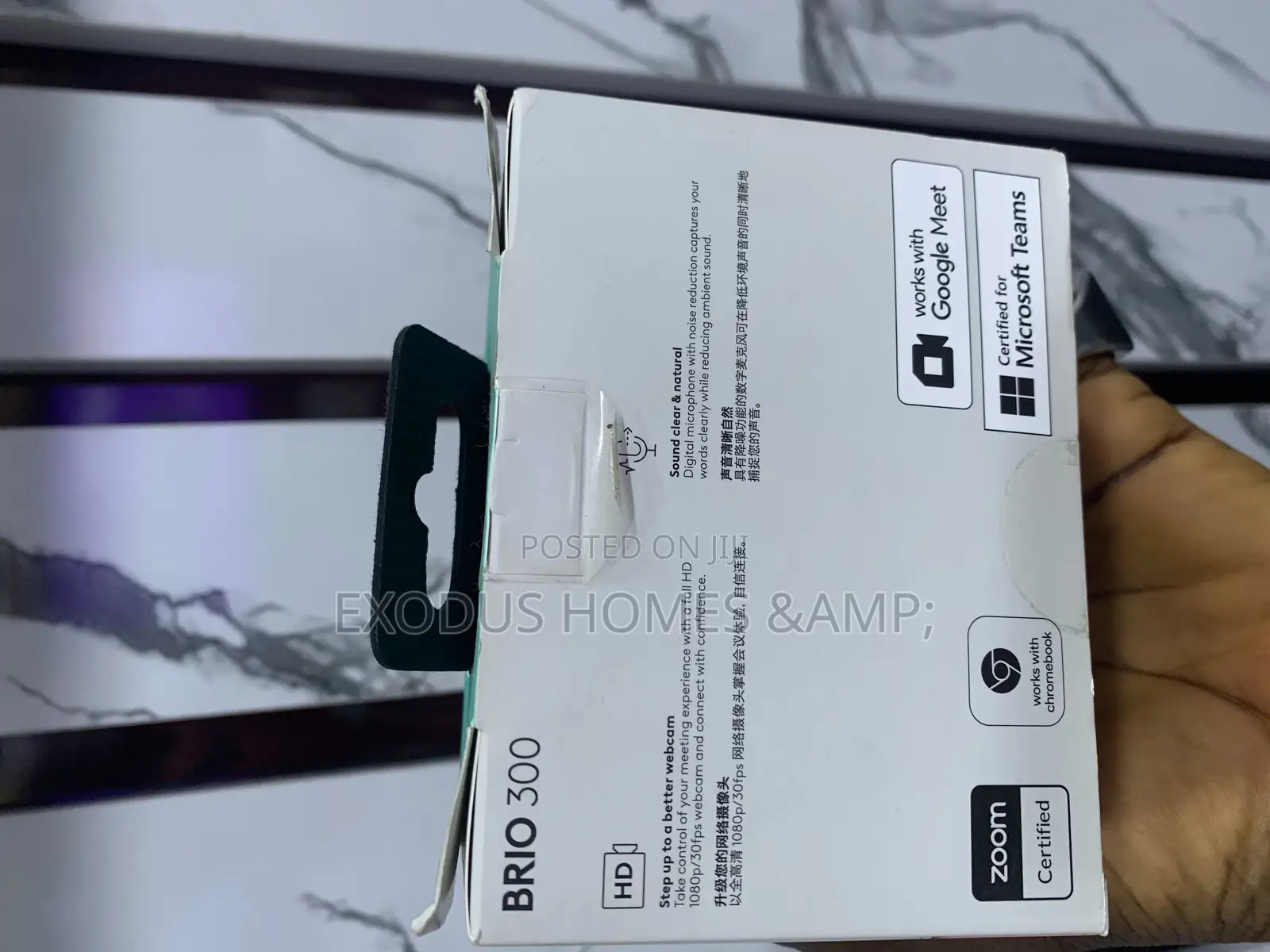 Logitech Brio 300 Full HD Webcam.