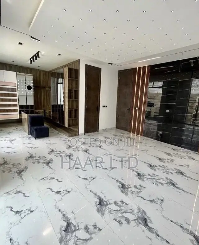 5bdrm Duplex in Chevron for rent