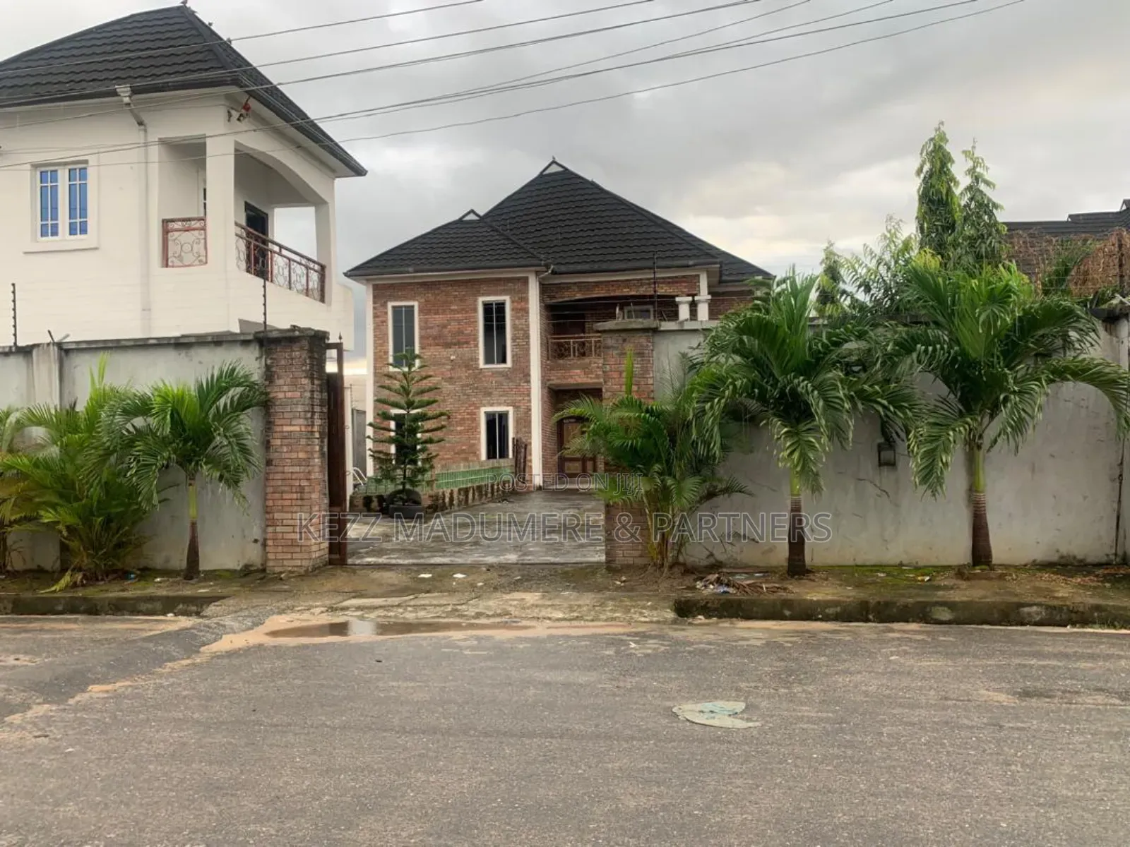 6bdrm Duplex in Gated Tarred St , for rent