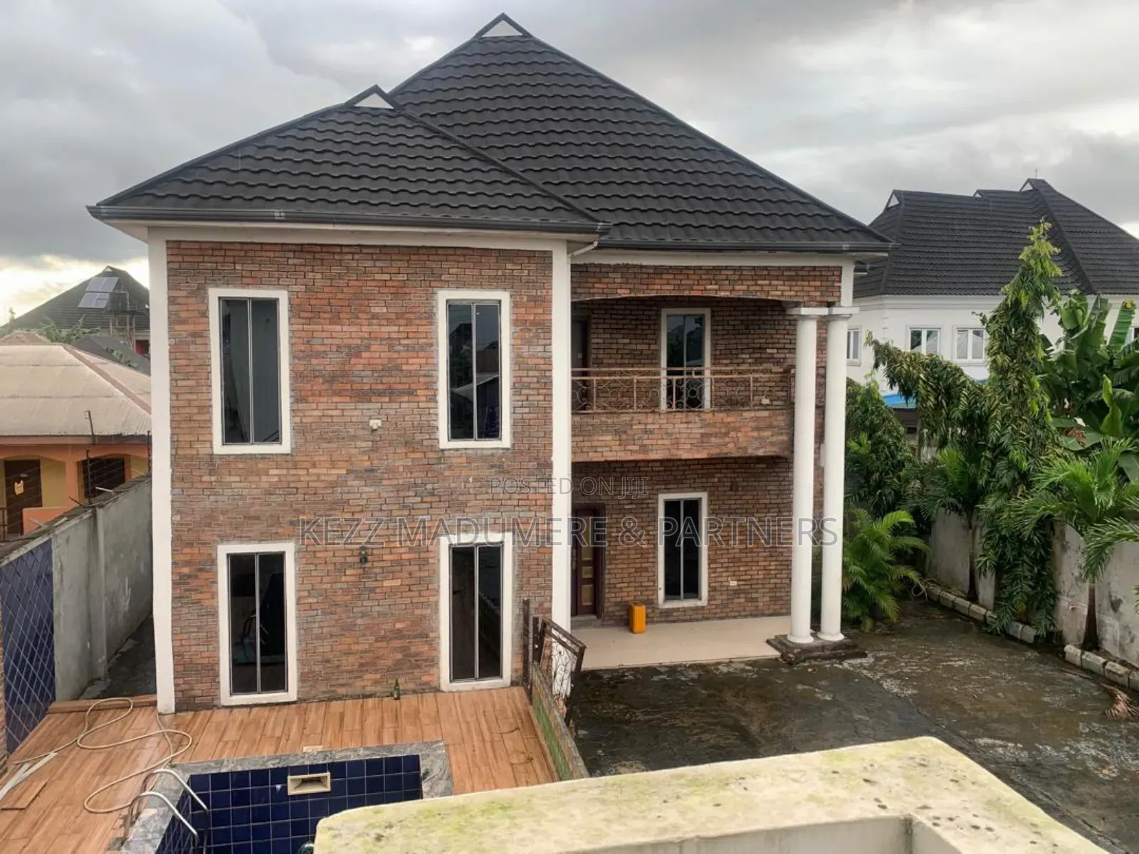 6bdrm Duplex in Gated Tarred St , for rent