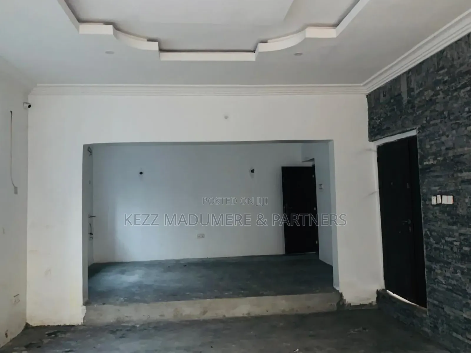 6bdrm Duplex in Gated Tarred St , for rent
