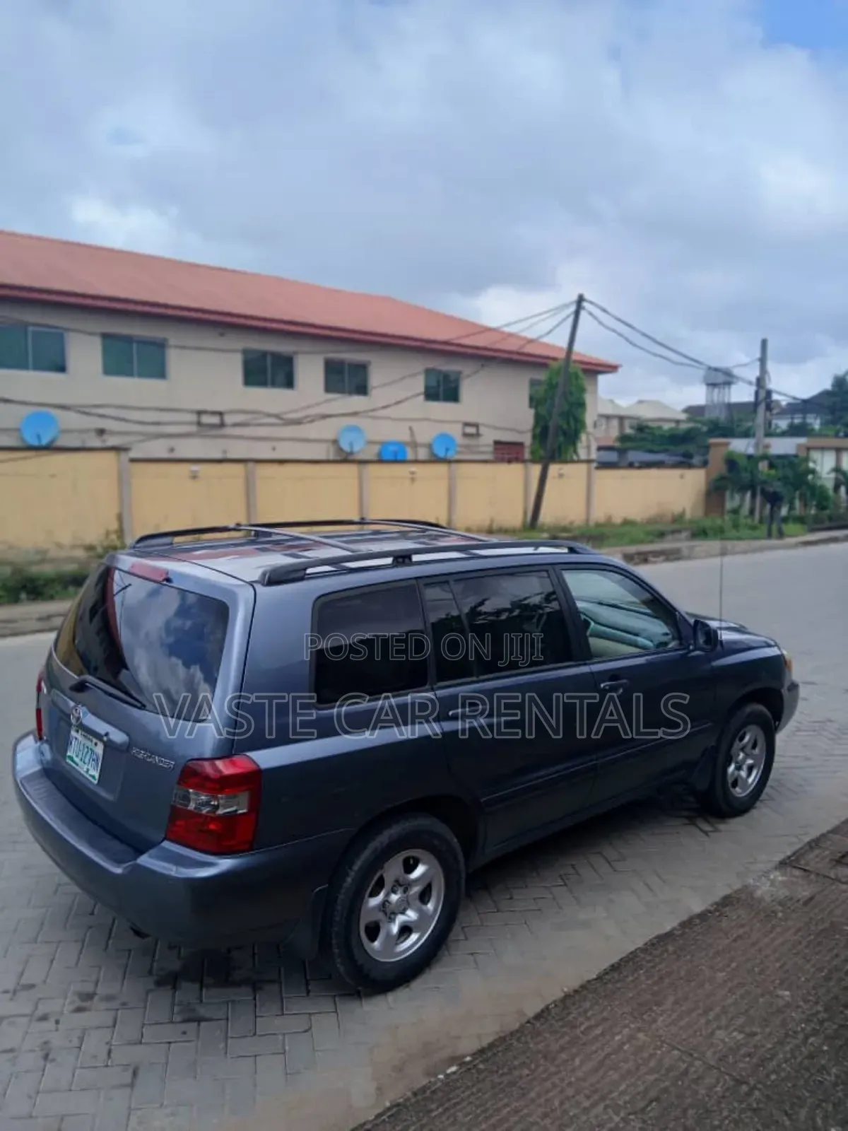 Air- Conditioned Toyota Highlander for Rent