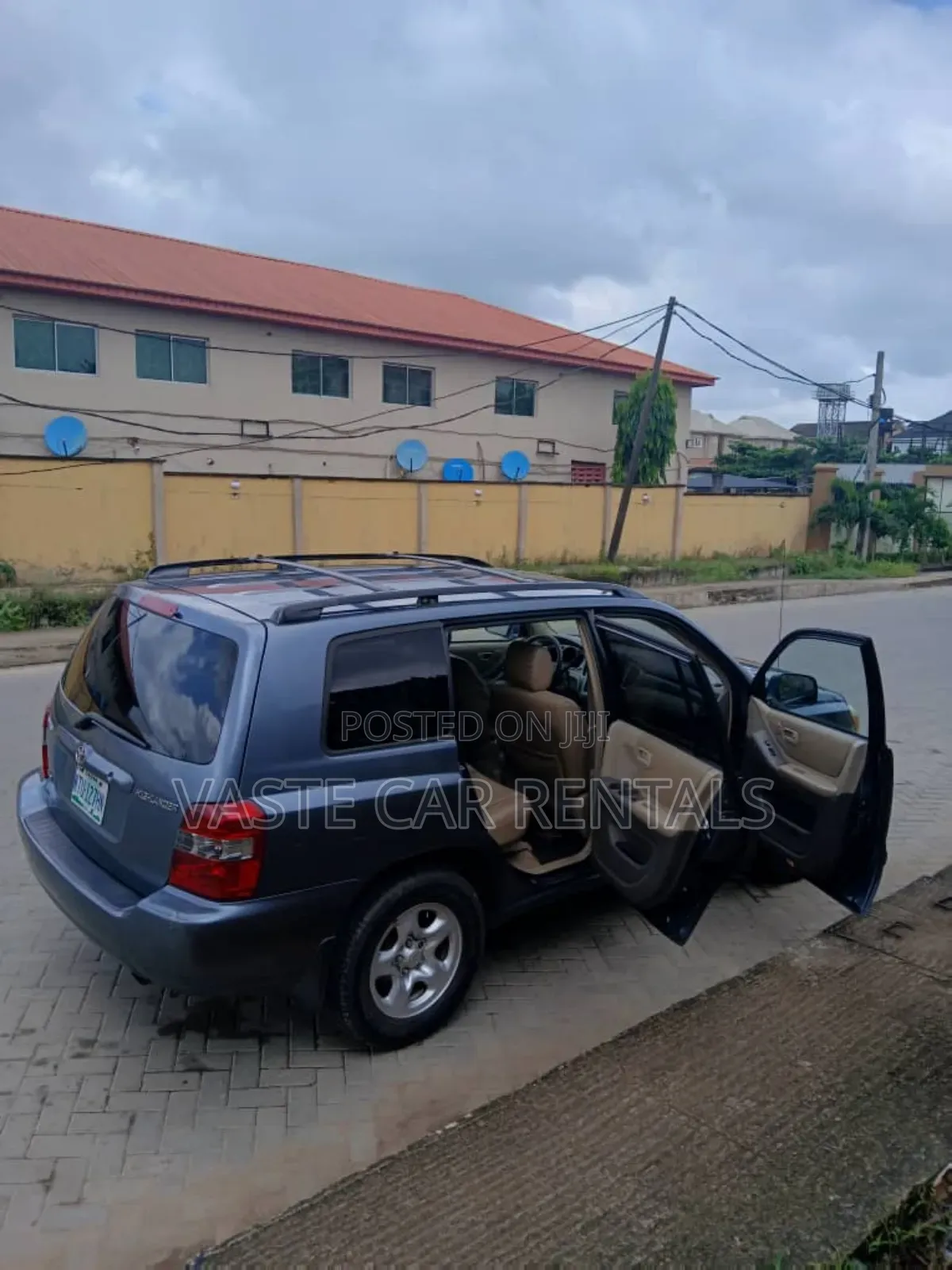 Air- Conditioned Toyota Highlander for Rent
