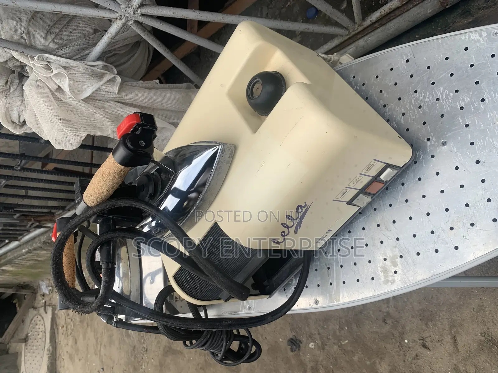 Industrial Steam Irons for Laundry and Fashion