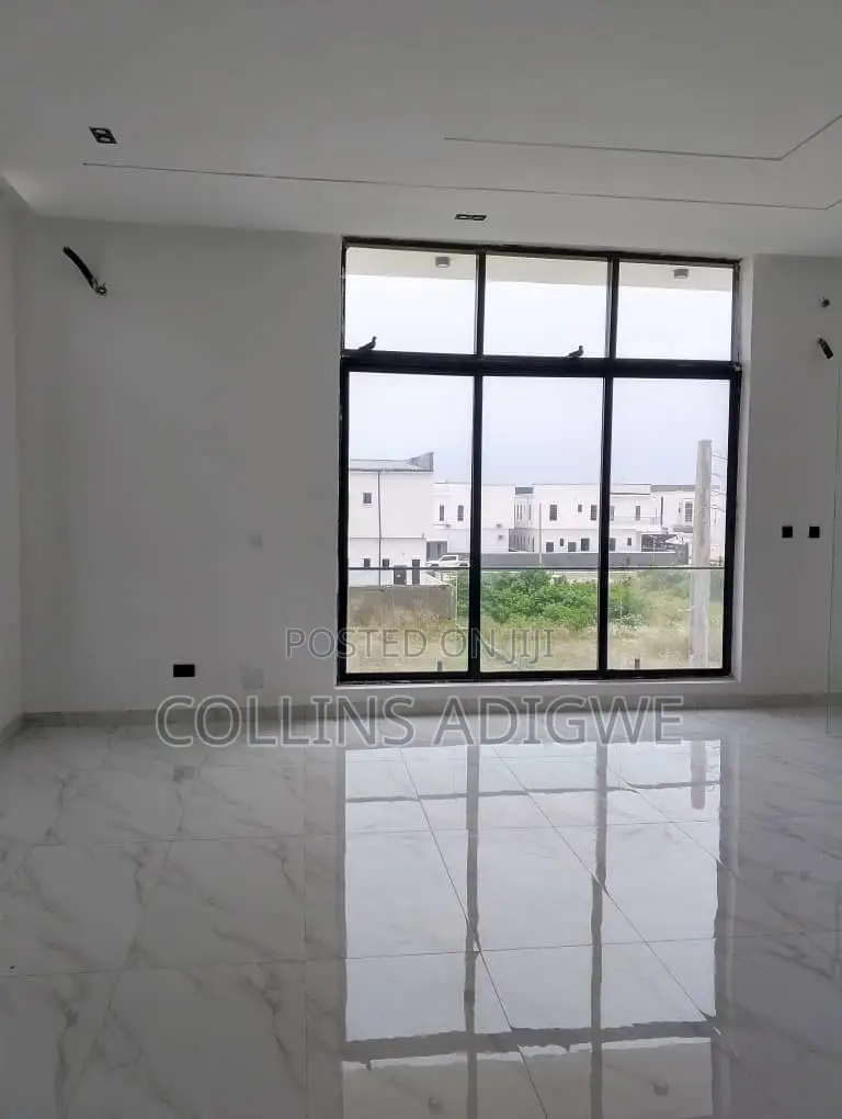 5bdrm Duplex in Orchid Road, Chevron for sale