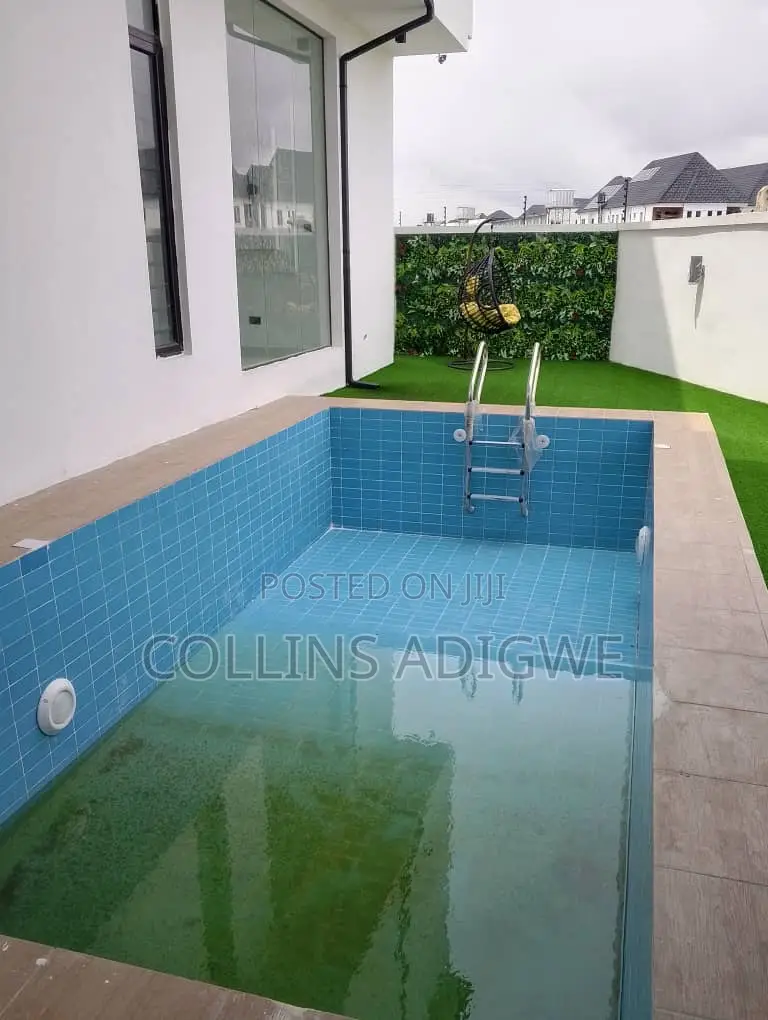 5bdrm Duplex in Orchid Road, Chevron for sale
