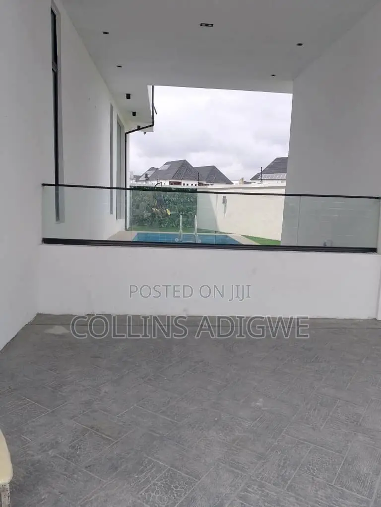 5bdrm Duplex in Orchid Road, Chevron for sale