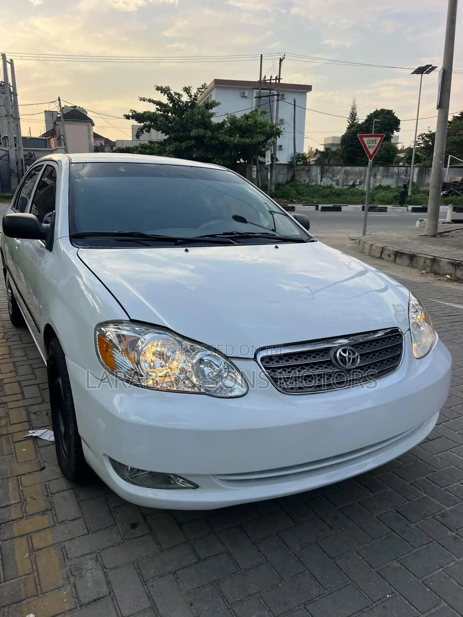 Toyota Corolla LE 2004 White