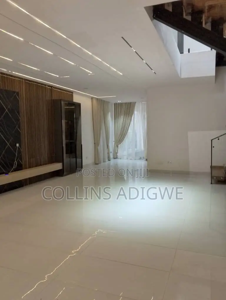 5bdrm Duplex in Orchid Road Chevron for sale