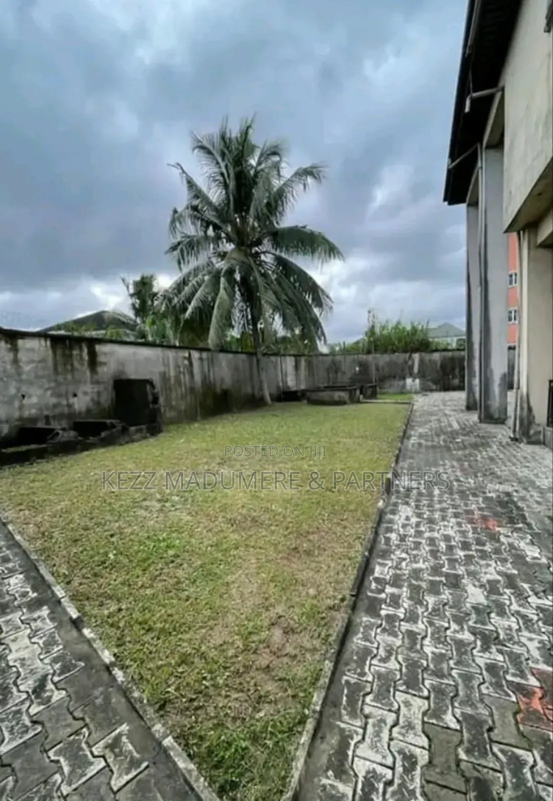 7bdrm Duplex in Off Stadium Road , for sale