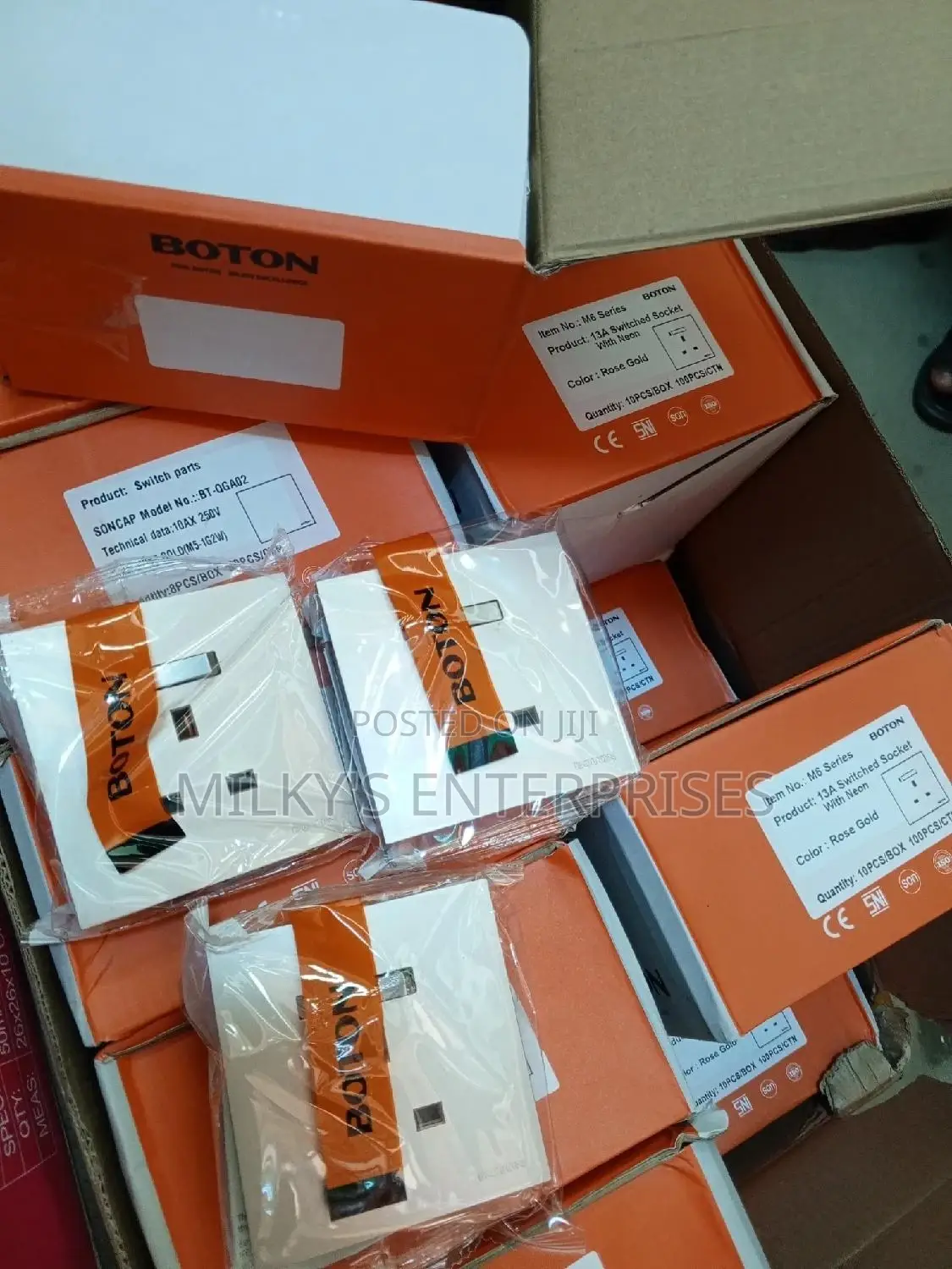 13A Boton Single Socket (Golden Color)