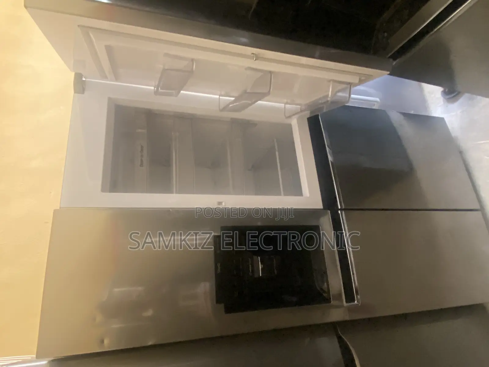 LG Side-by-Side Refrigerator Freestanding 601 L F Graphite
