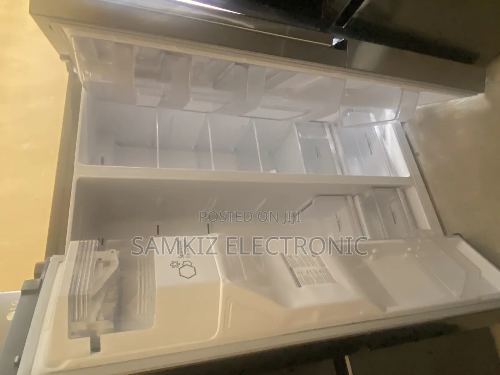 LG Side-by-Side Refrigerator Freestanding 601 L F Graphite
