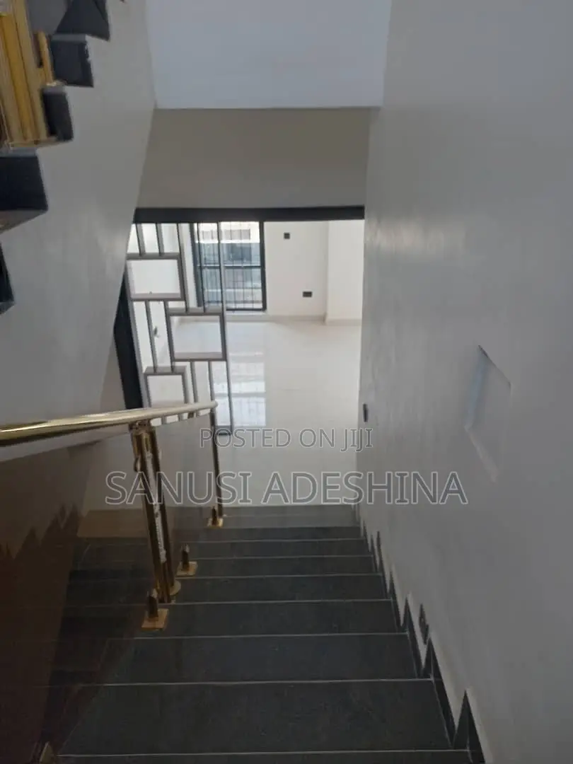 5bdrm Duplex in Guzape District for sale
