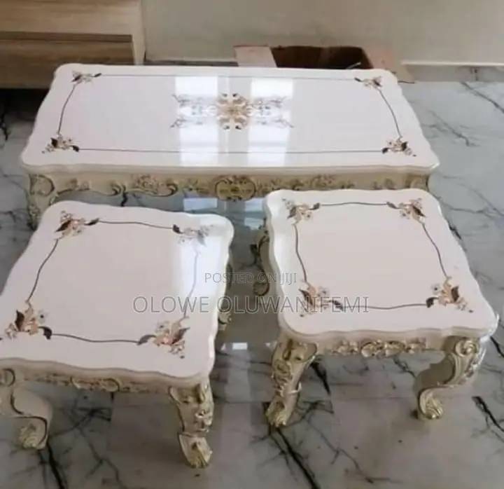 Royal Center Table With 2 Stools