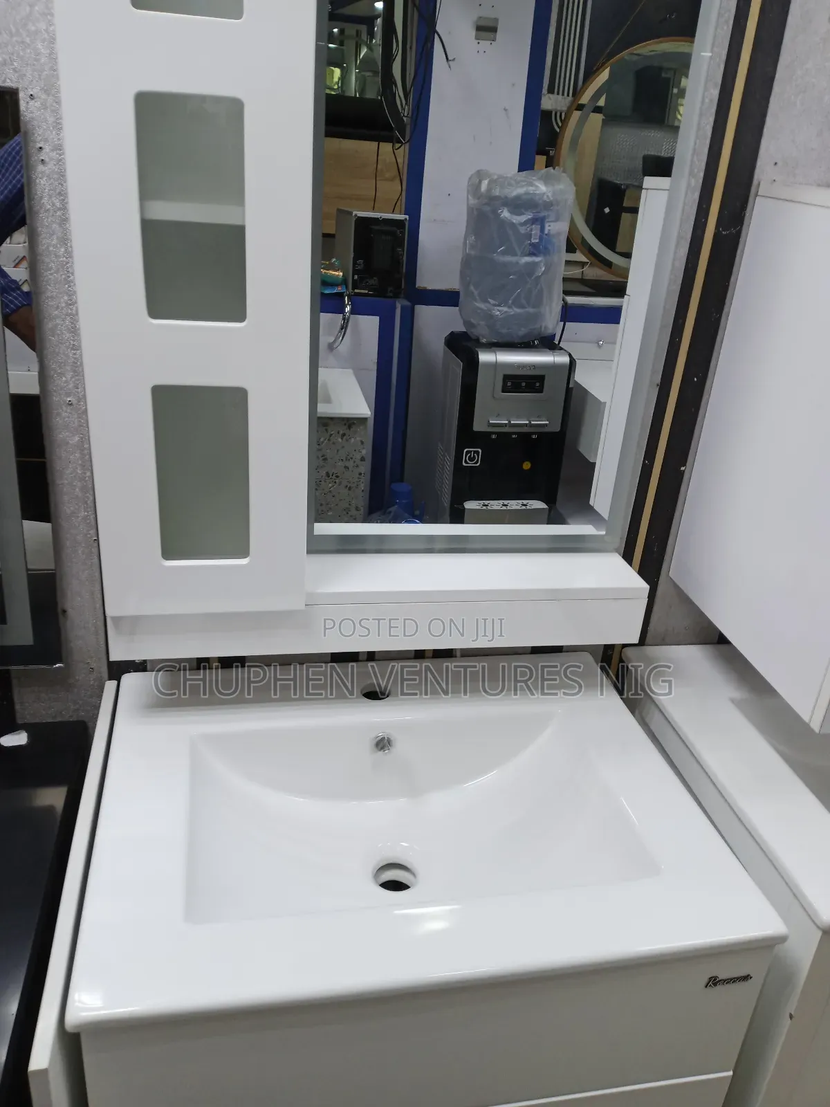 Bathroom Vanity With Washing Hand Basin and Mirror
