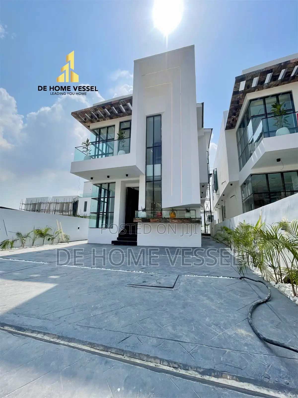 5bdrm Duplex in Chevron for sale