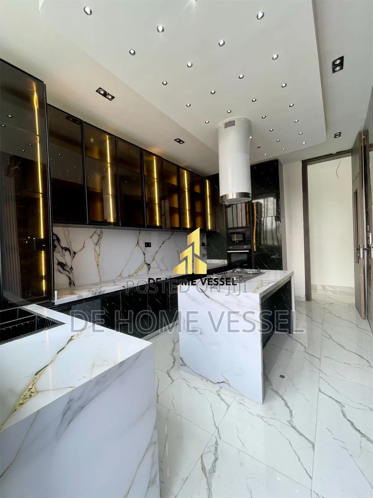 5bdrm Duplex in Chevron for sale