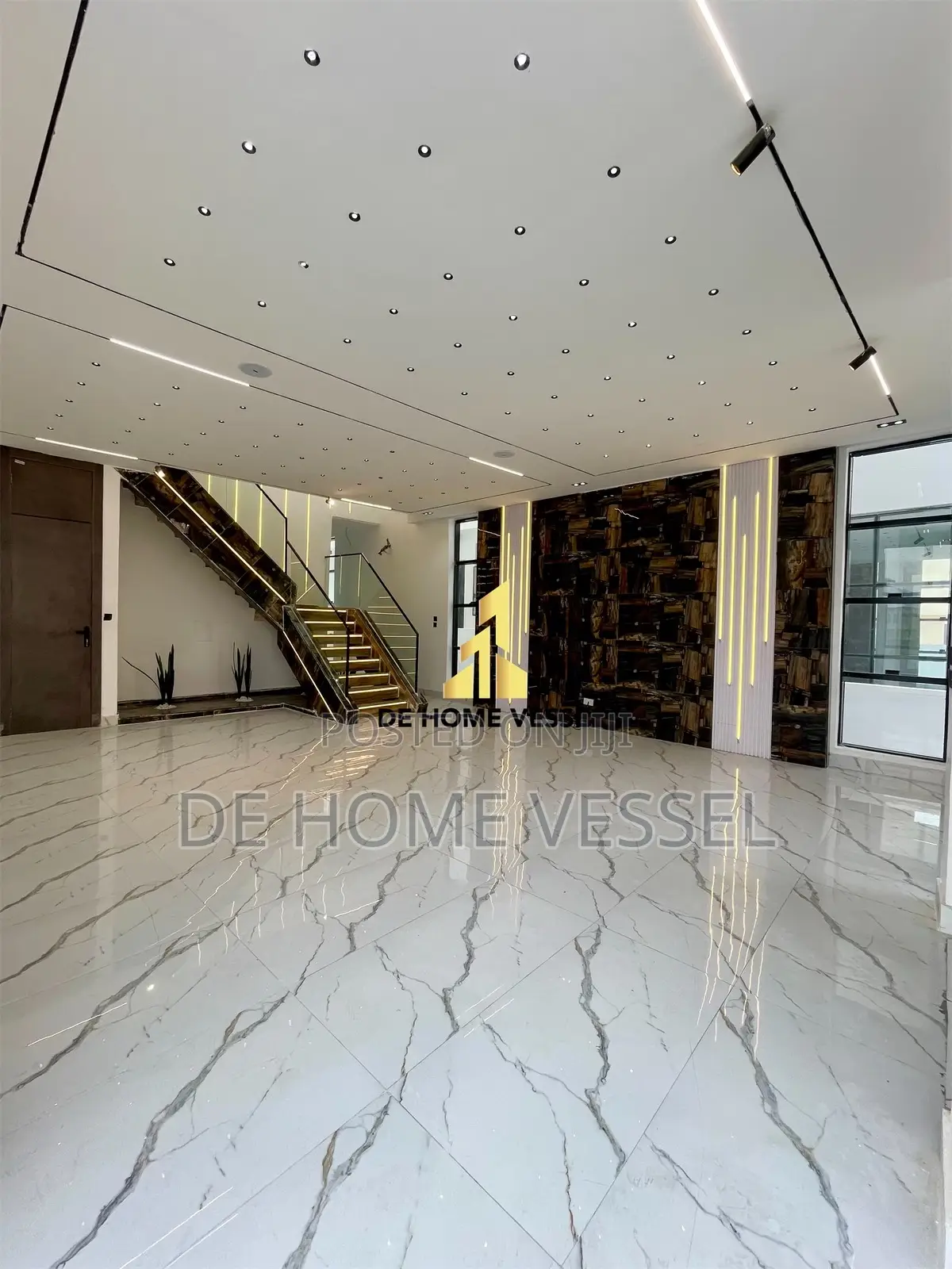 5bdrm Duplex in Chevron for sale