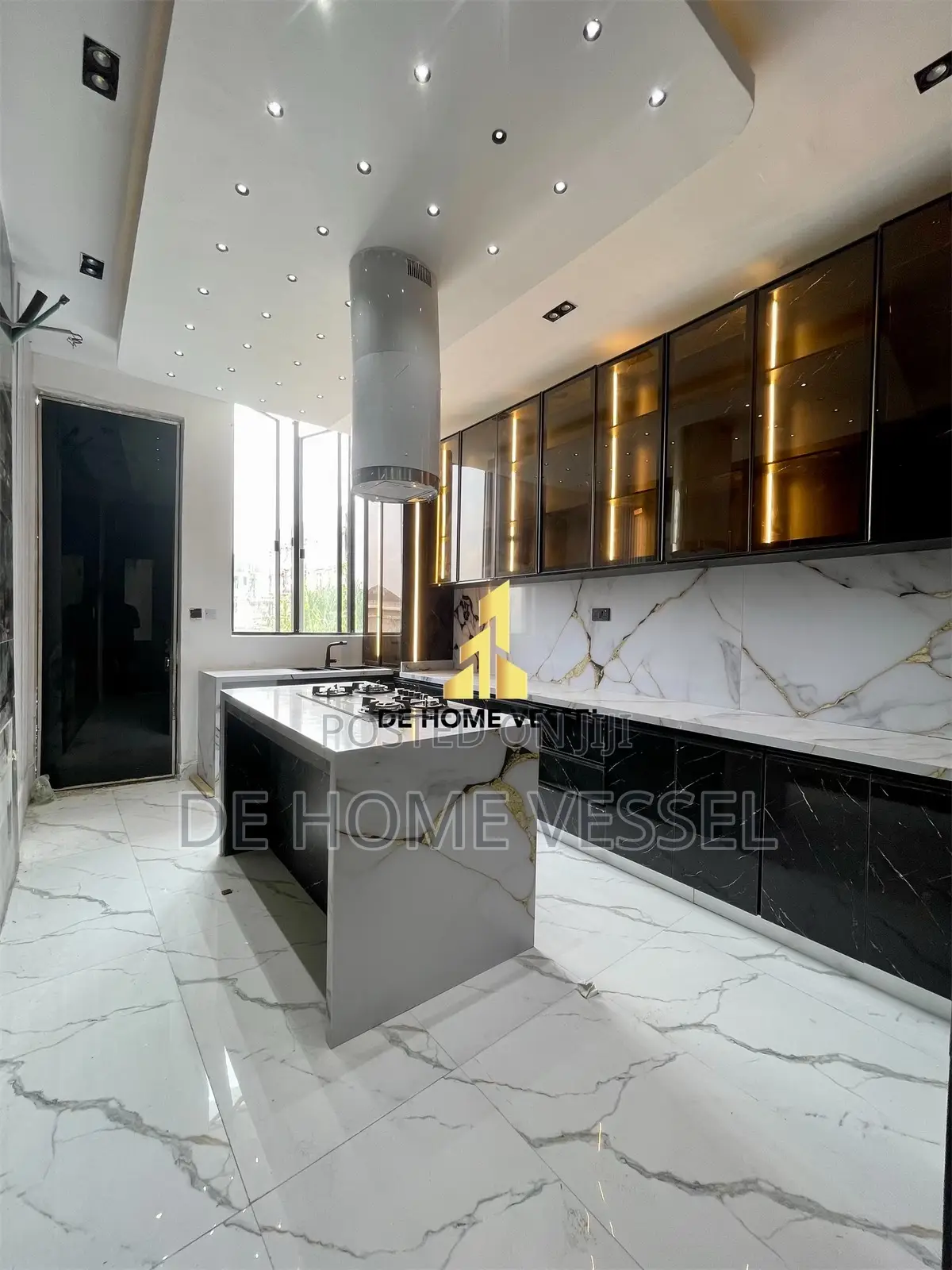 5bdrm Duplex in Chevron for sale
