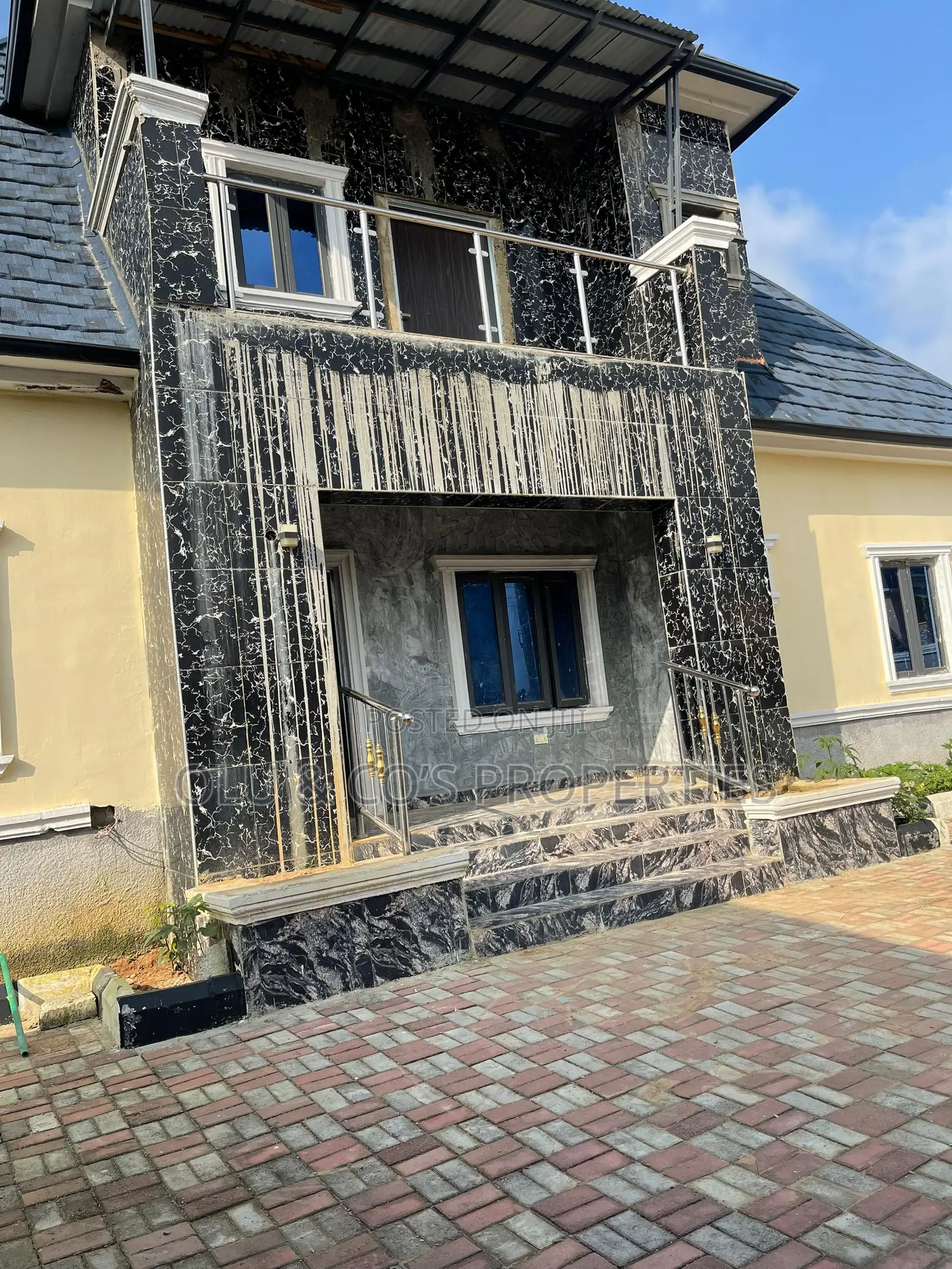 5bdrm Duplex in Nut District for sale