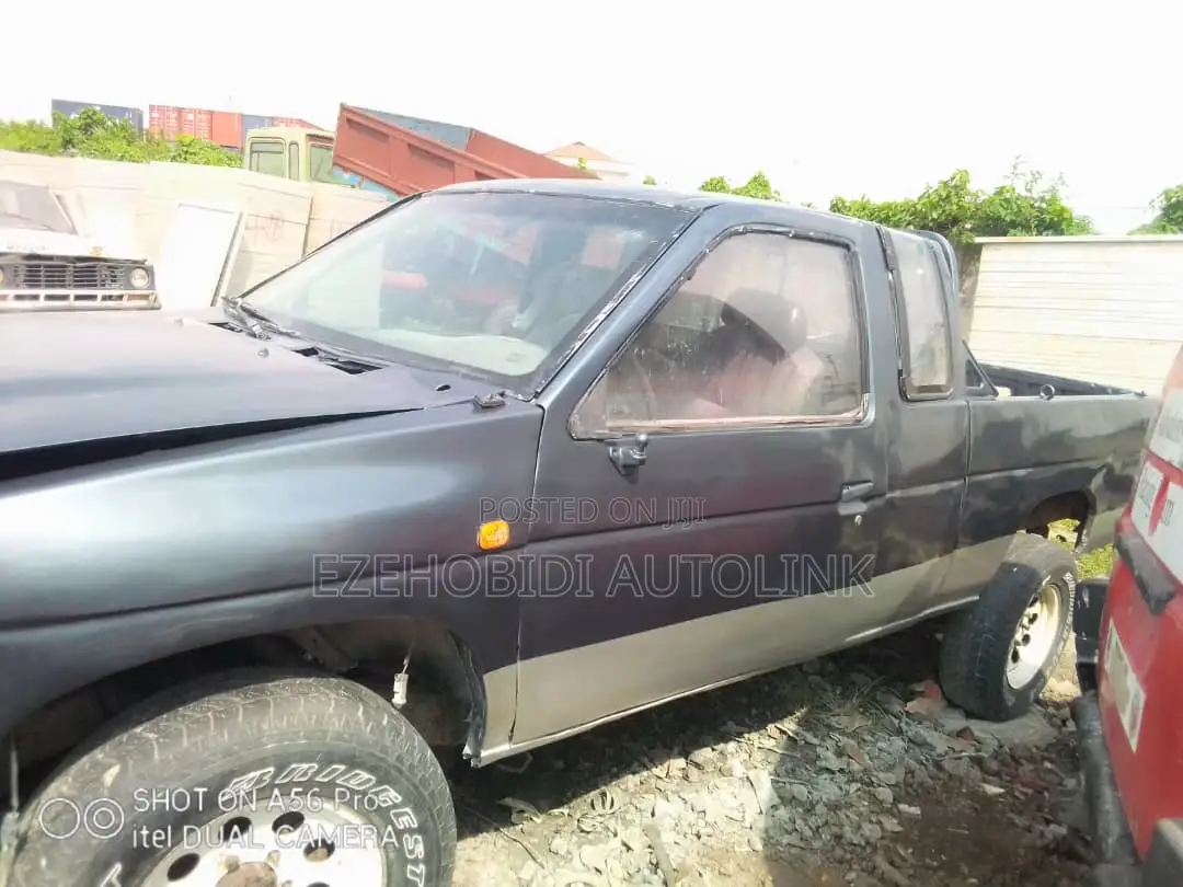 Nissan Pick-Up 1997 Blue