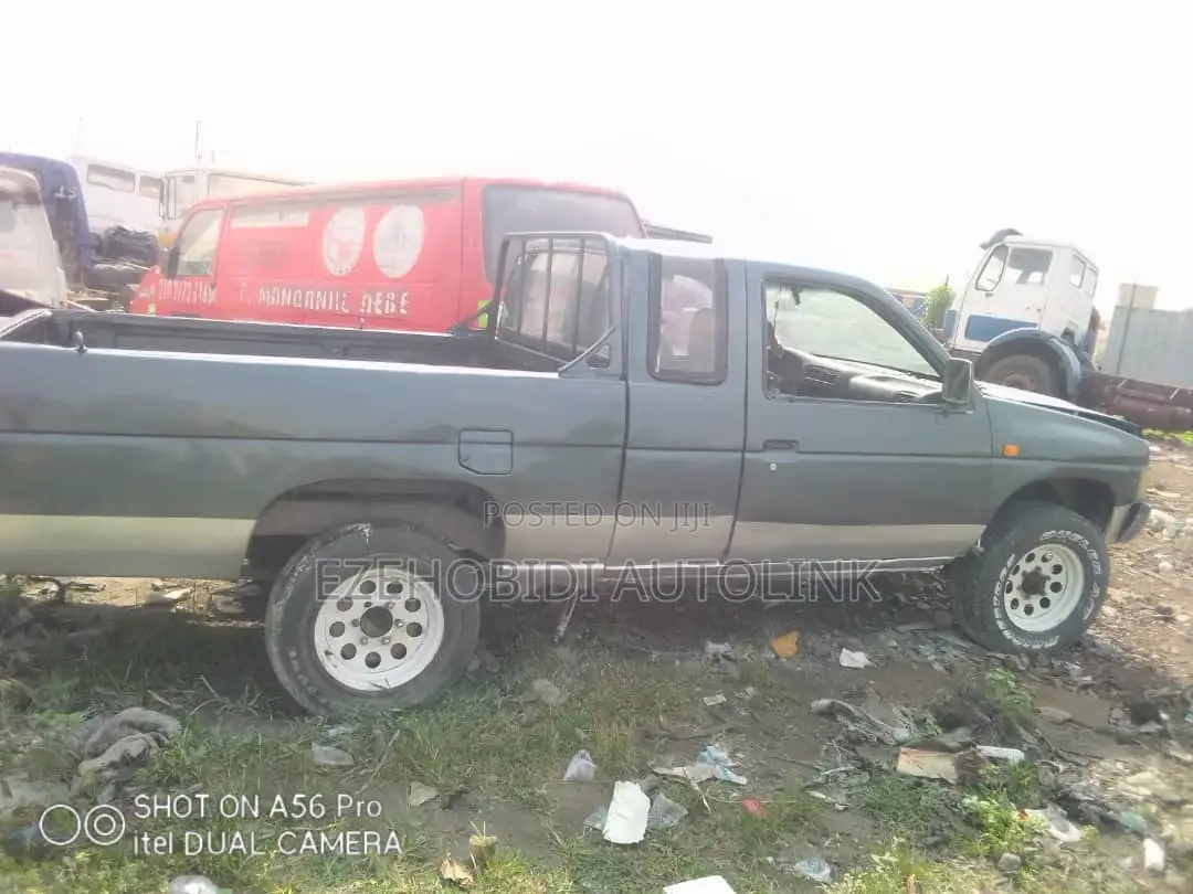 Nissan Pick-Up 1997 Blue