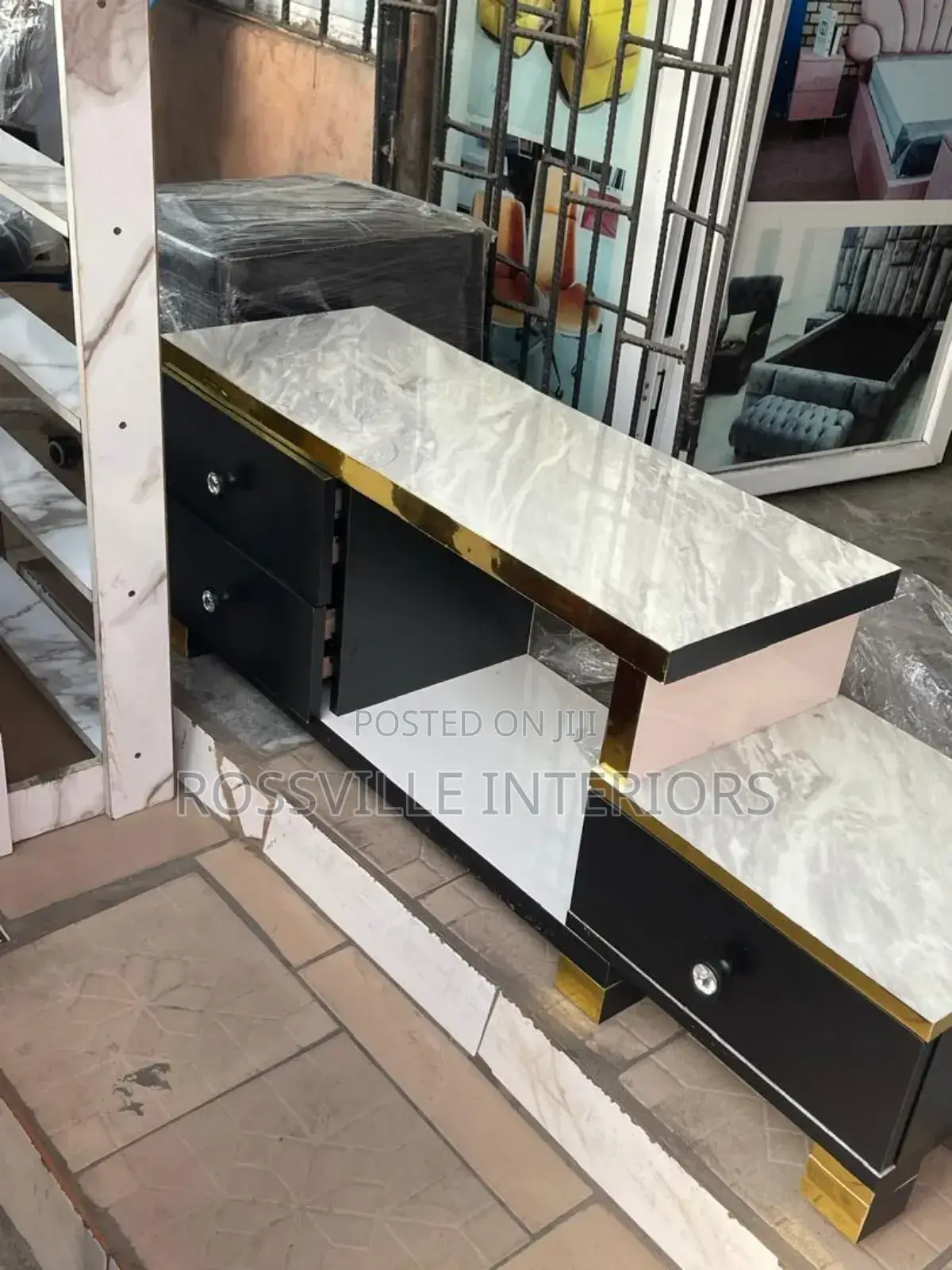 Chic Highgloss Tv Stand 4ft With Gold Tapes