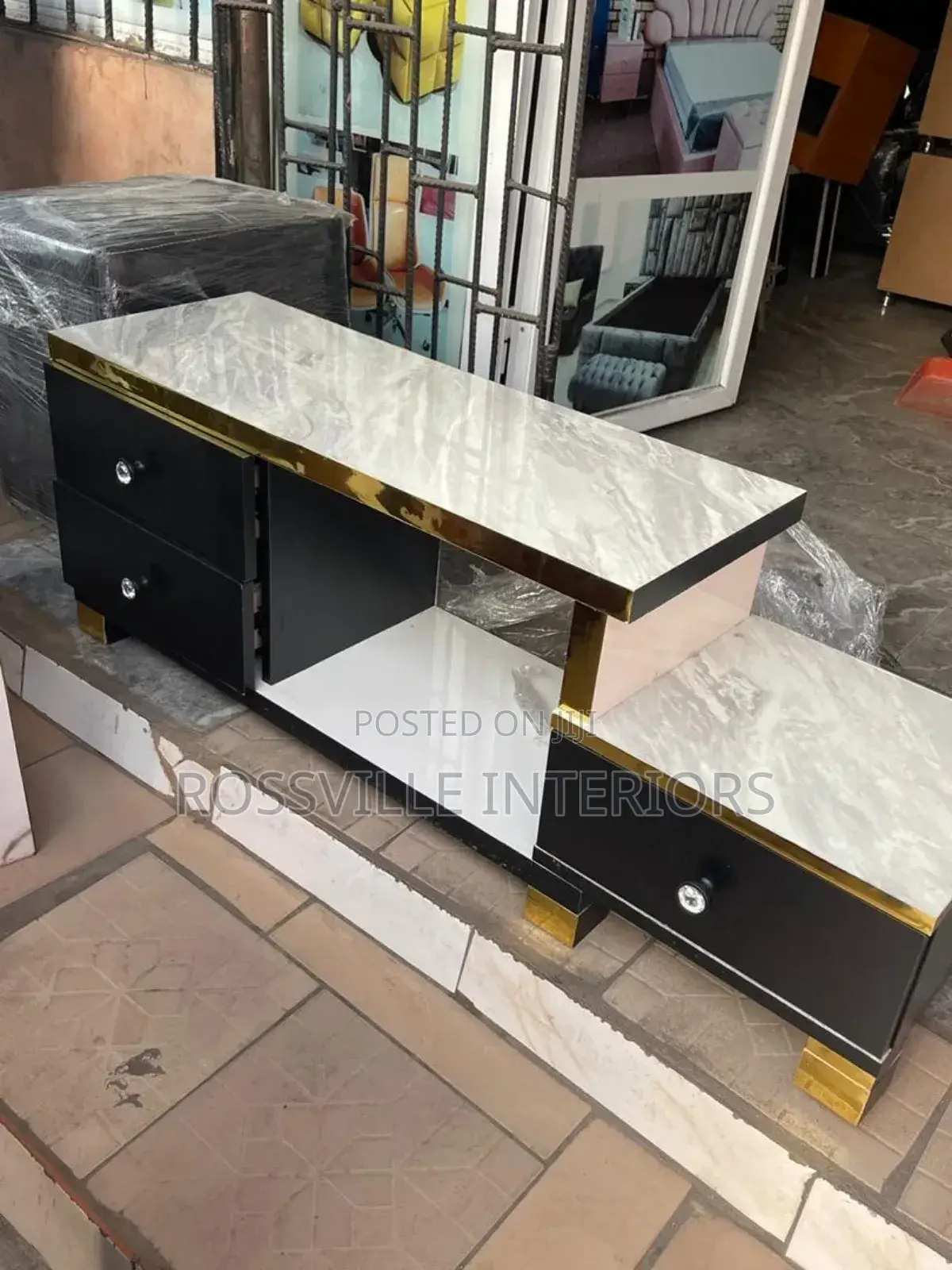 Chic Highgloss Tv Stand 4ft With Gold Tapes