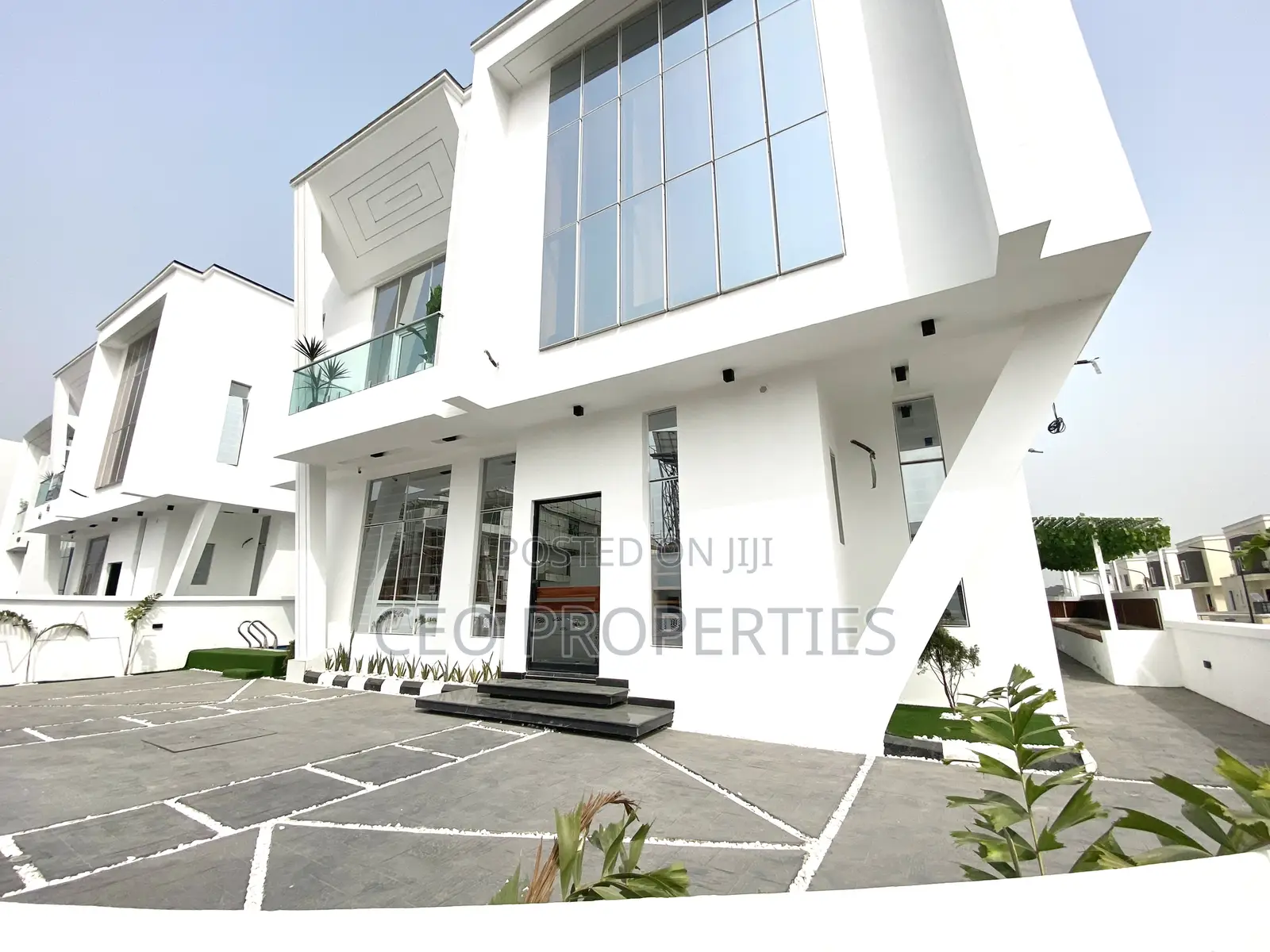 5bdrm Duplex in Chevron for sale