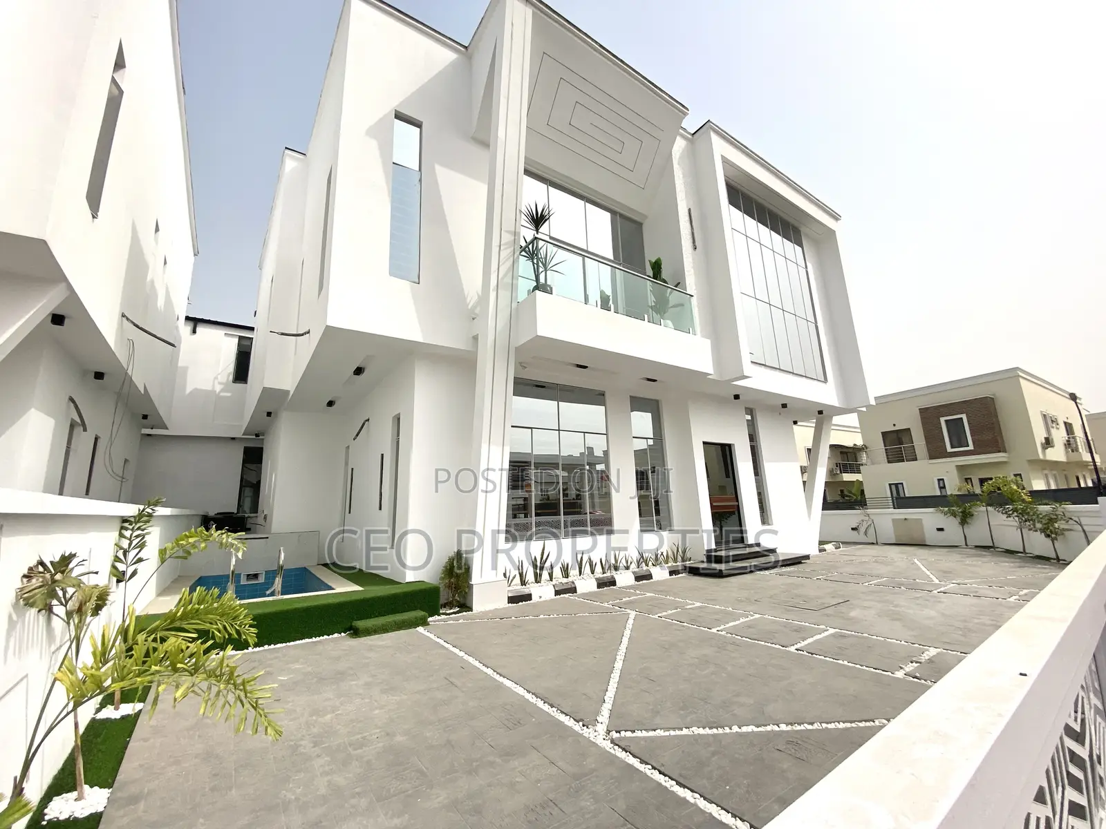 5bdrm Duplex in Chevron for sale