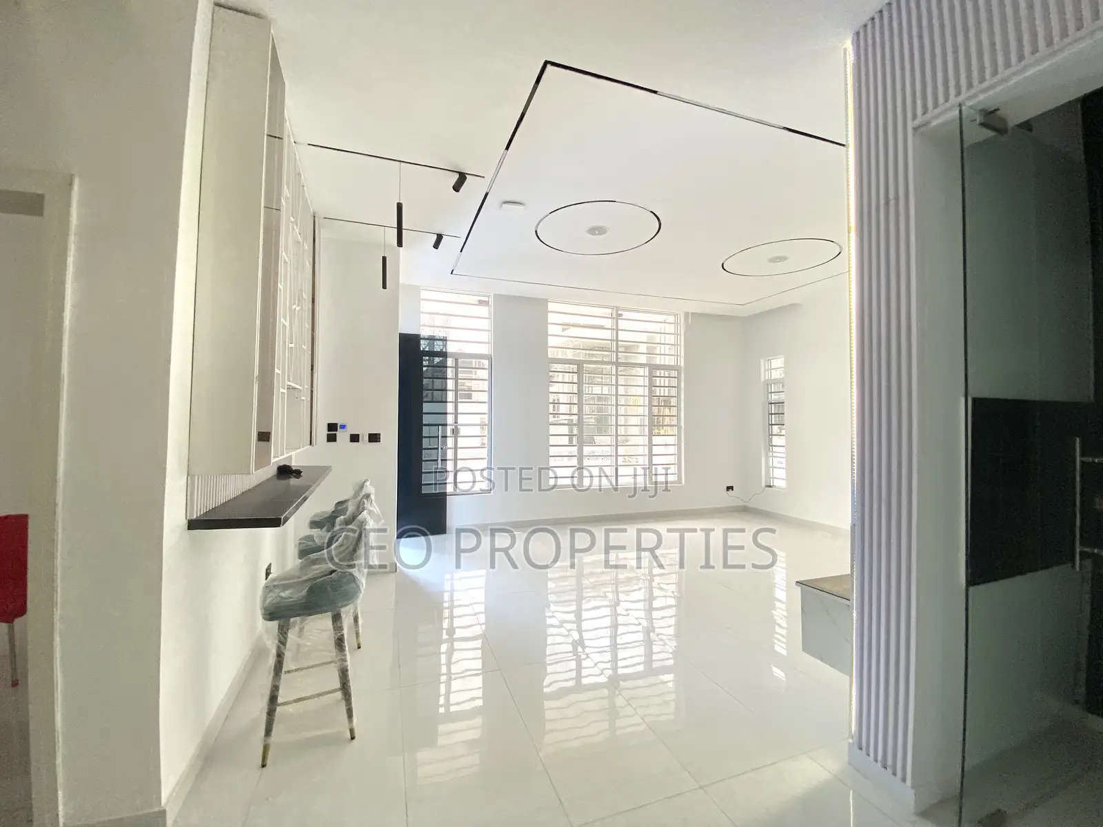 5bdrm Duplex in Chevron for sale