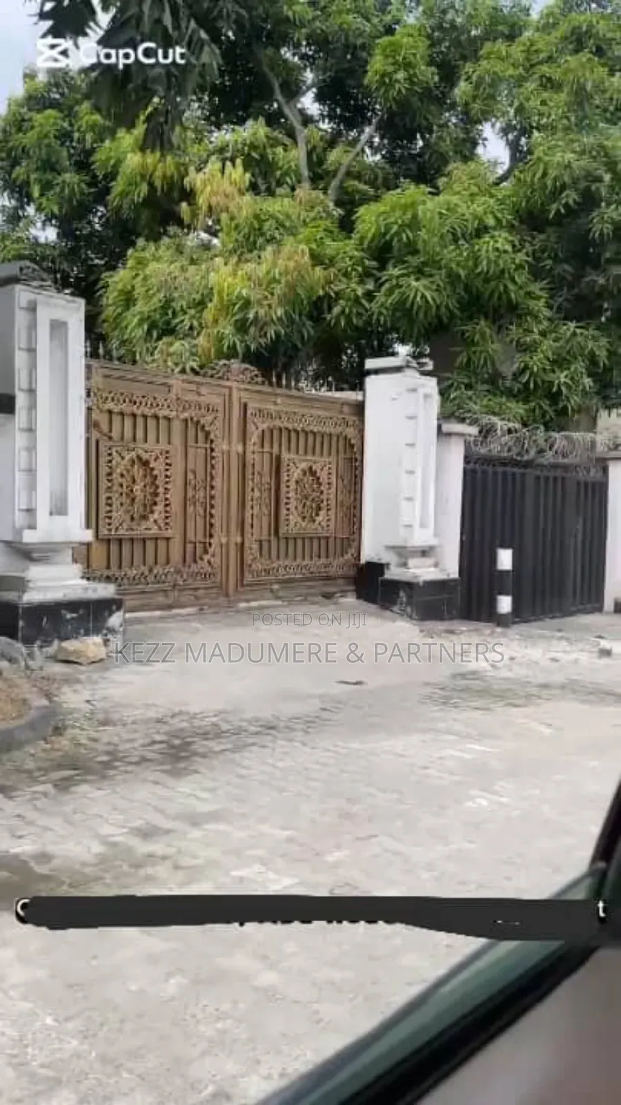 10bdrm Duplex in Cocaine Estate , Off for sale