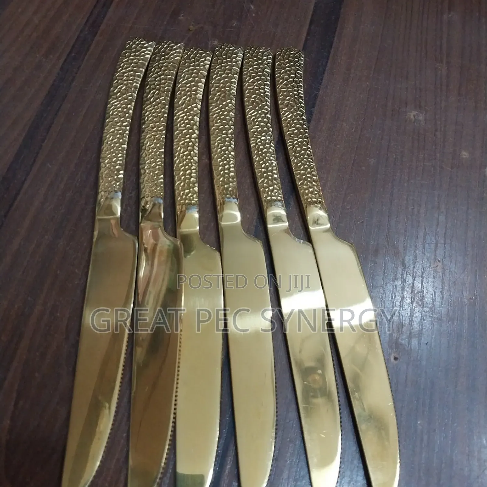 Cutlery Set: Spoons, Forks, Tea Spoons Knives. (24 Pieces)