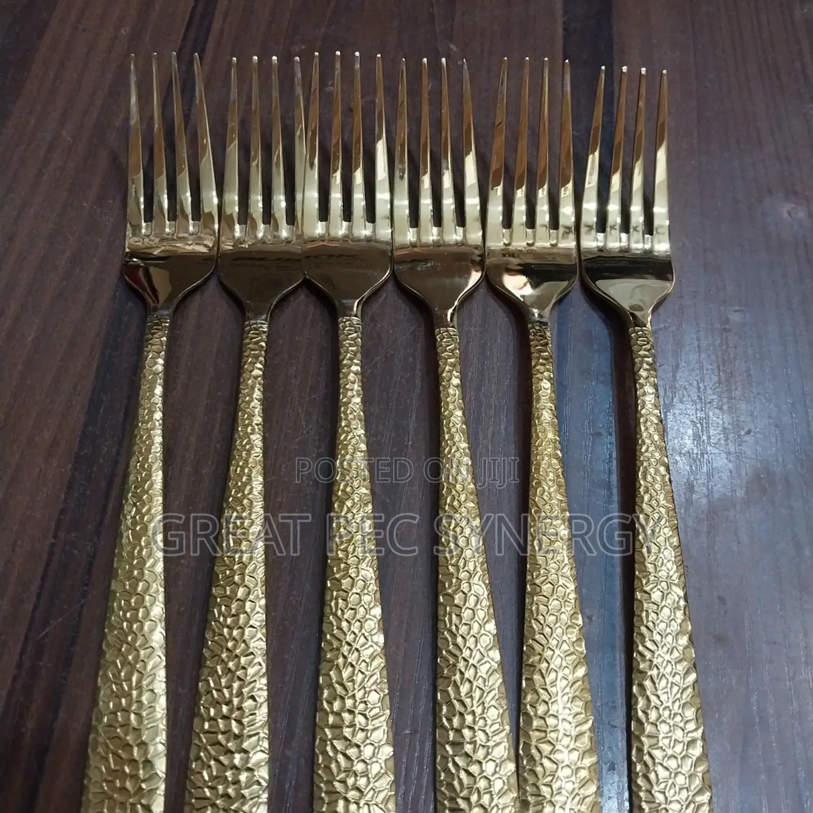 Cutlery Set: Spoons, Forks, Tea Spoons Knives. (24 Pieces)